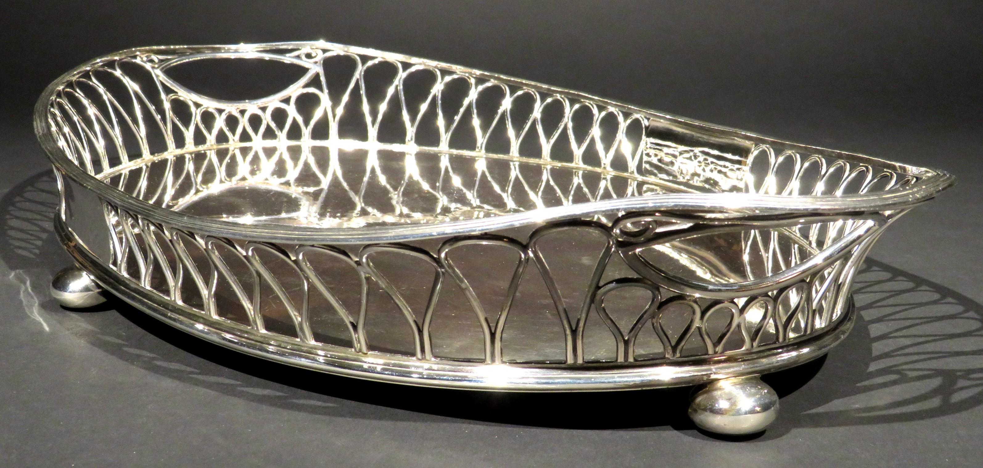 English A Very Good Art Nouveau Silver Plated Gallery Tray, England Circa 1900 For Sale