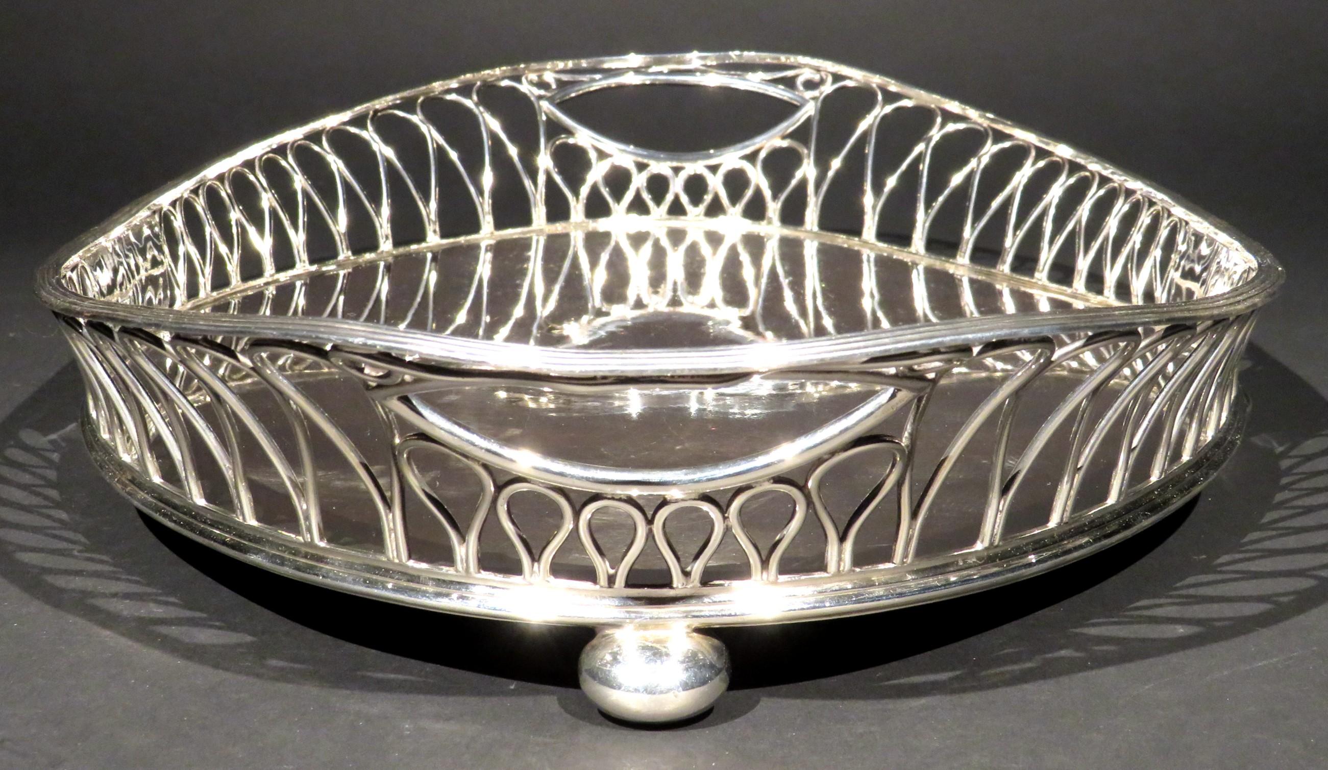 A Very Good Art Nouveau Silver Plated Gallery Tray, England Circa 1900 In Good Condition For Sale In Ottawa, Ontario