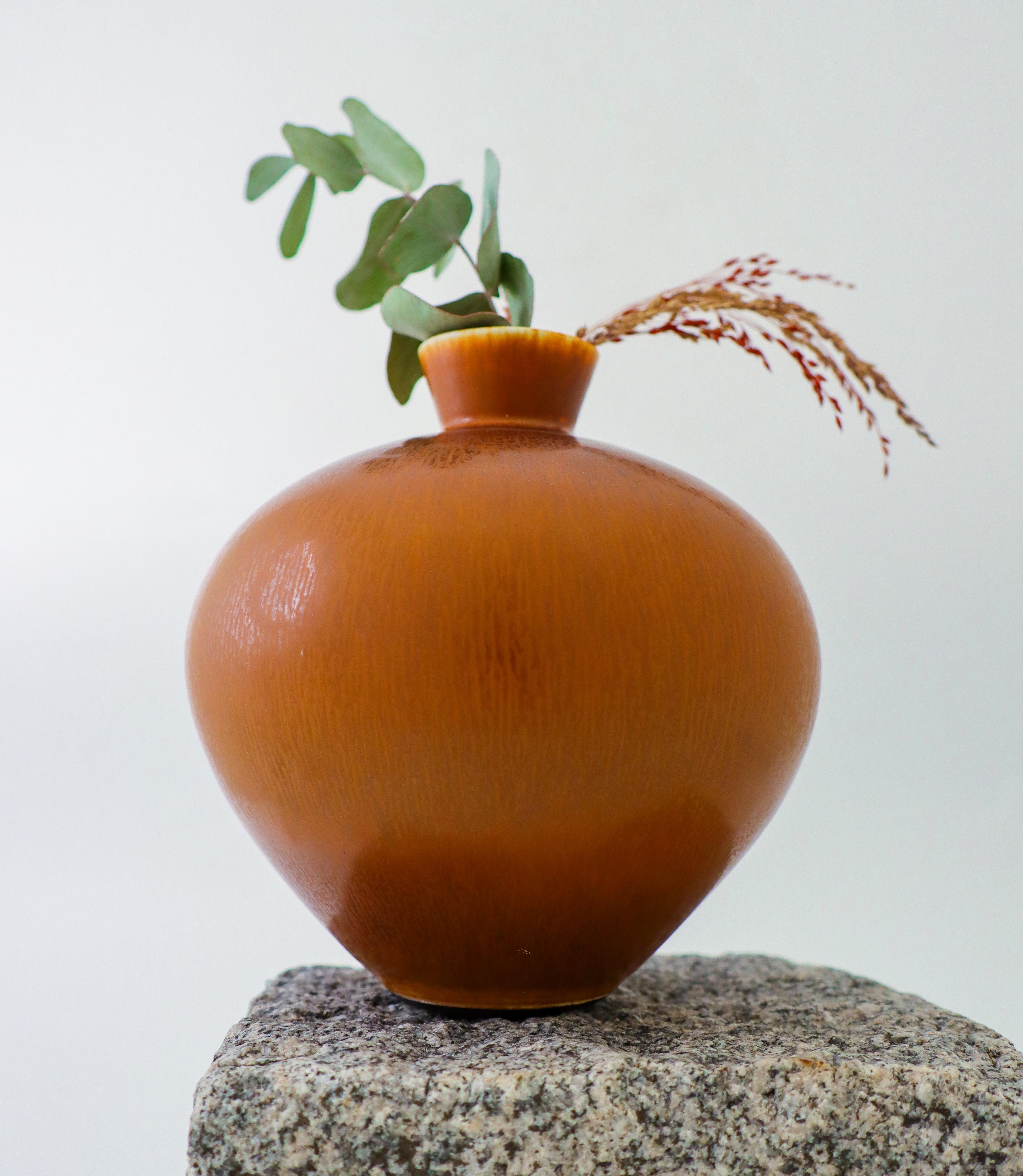 Vase brun conçu par Berndt Friberg chez Gustavsberg à Stockholm, le vase mesure 17 cm de haut et environ 15,5 cm de diamètre. Il a une belle glaçure de fourrure brune, il est marqué comme sur la photo. Ce vase a été produit en 1977, il est en