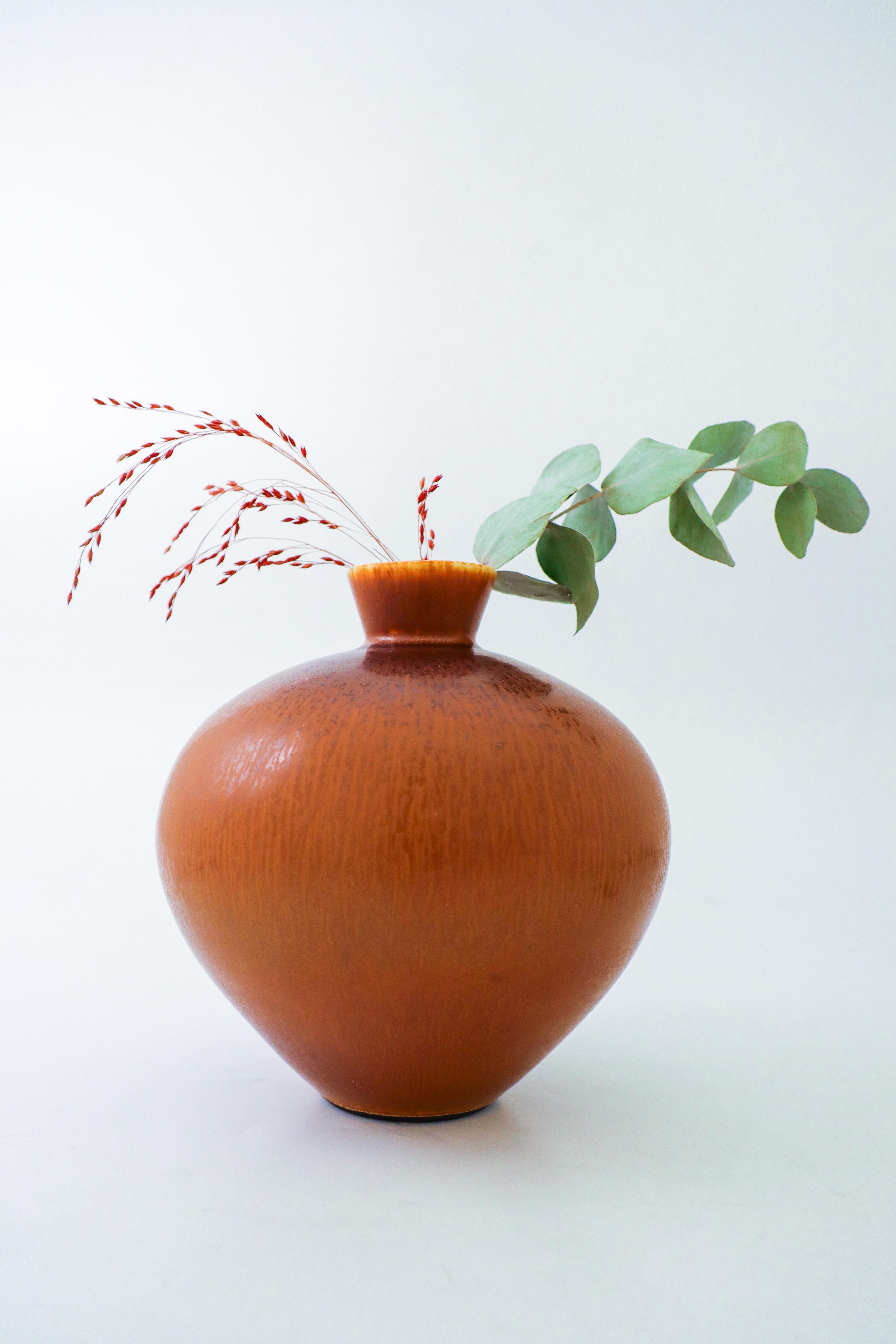 A stunning Brown Ceramic Vase Har-fur glaze- Berndt Friberg - Gustavsberg 1977 In Excellent Condition For Sale In Stockholm, SE