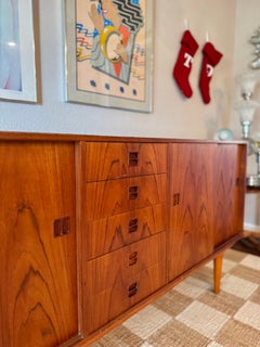 Una splendida credenza classica danese in teak della metà del secolo scorso, circa 1960