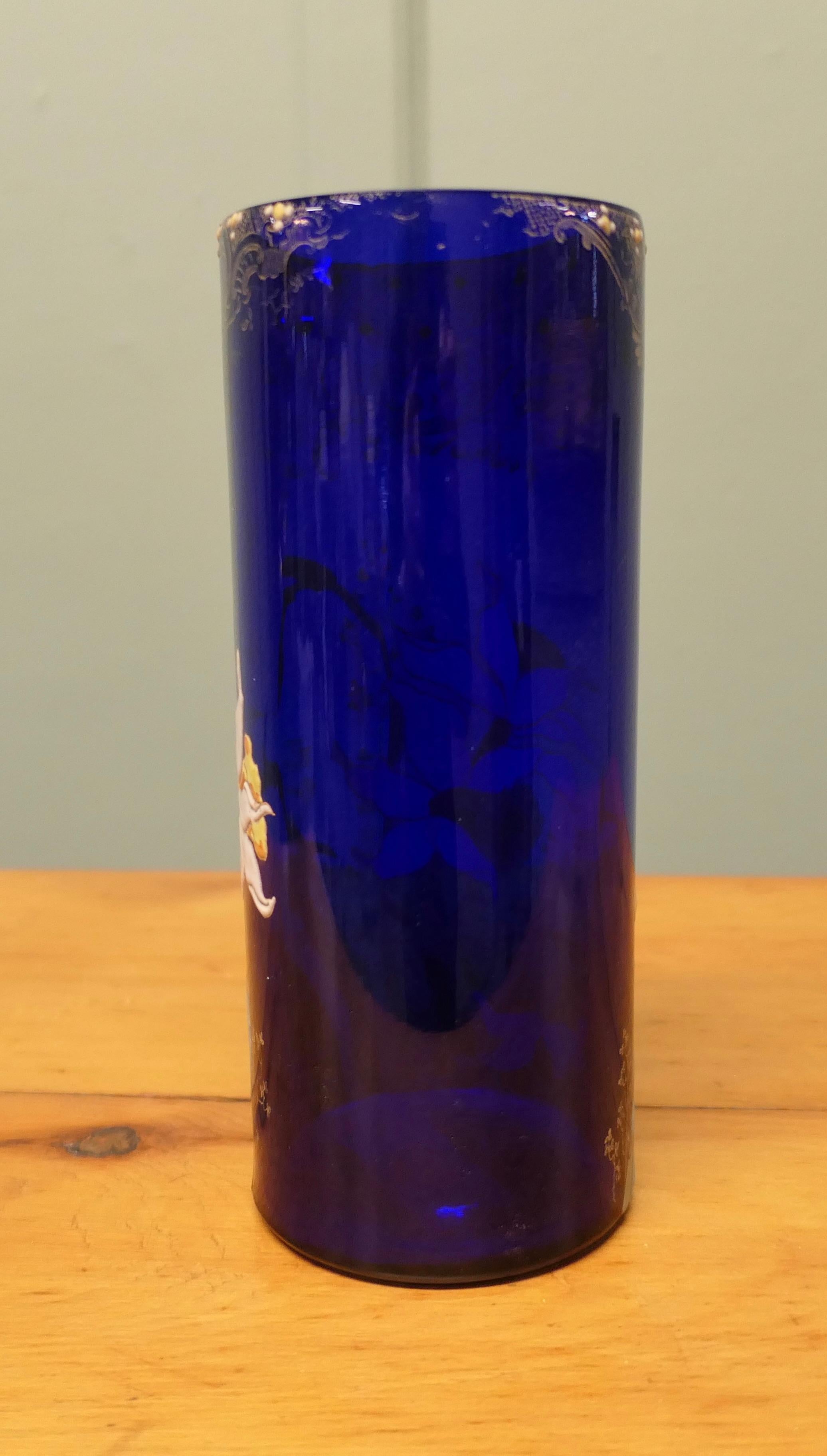 Art Nouveau Uno splendido vaso smaltato blu cobalto con narcisi Il vaso è un pezzo eccezionale in vendita