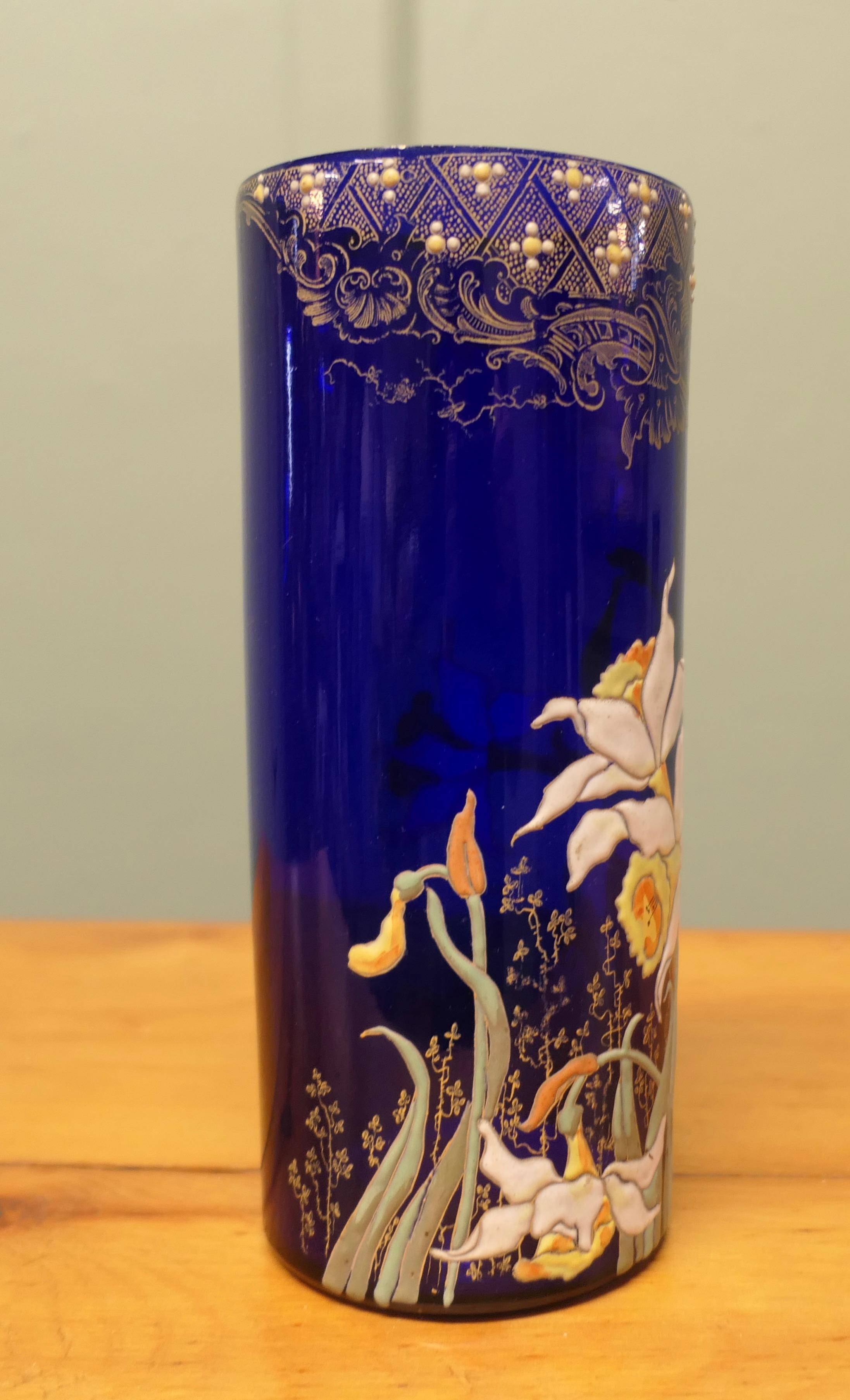 Uno splendido vaso smaltato blu cobalto con narcisi Il vaso è un pezzo eccezionale In condizioni buone in vendita a Godshill, Isle of Wight