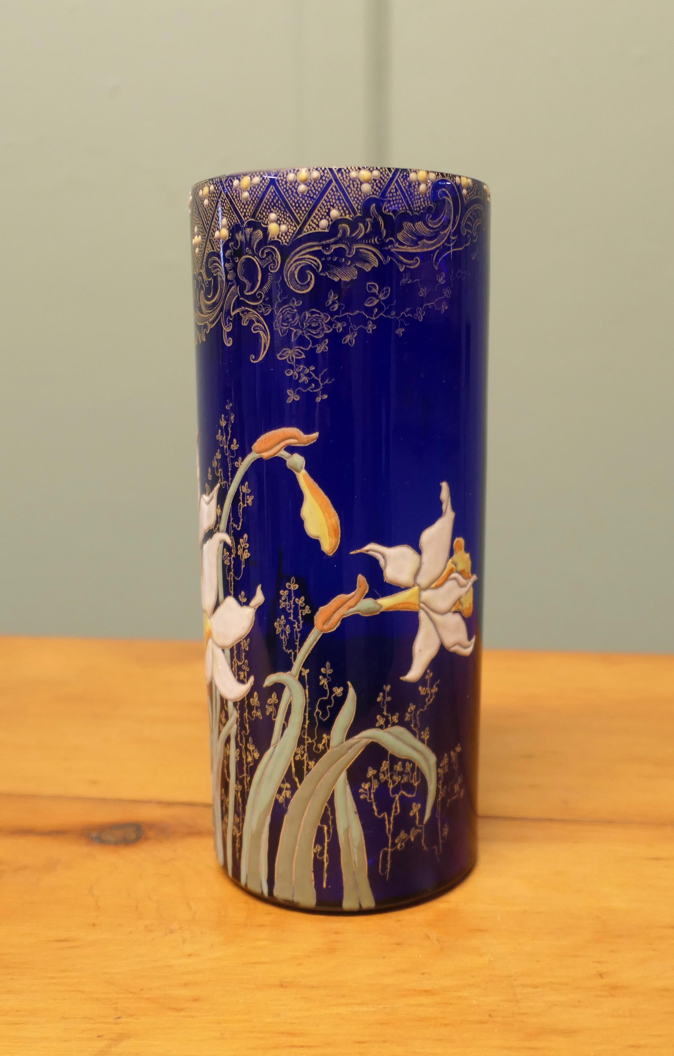 Inizio XX secolo Uno splendido vaso smaltato blu cobalto con narcisi Il vaso è un pezzo eccezionale in vendita
