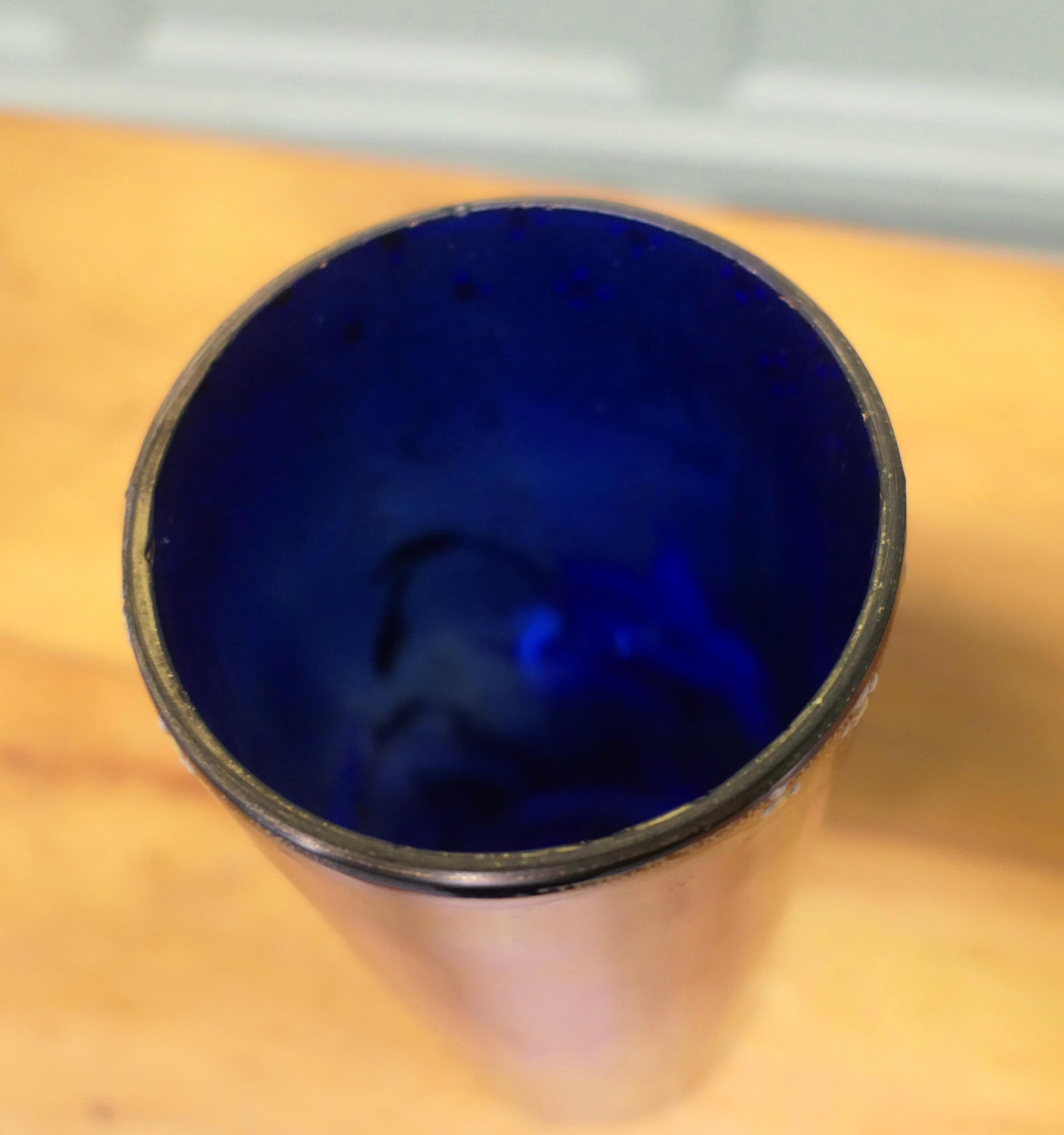 Vetro artistico Uno splendido vaso smaltato blu cobalto con narcisi Il vaso è un pezzo eccezionale in vendita