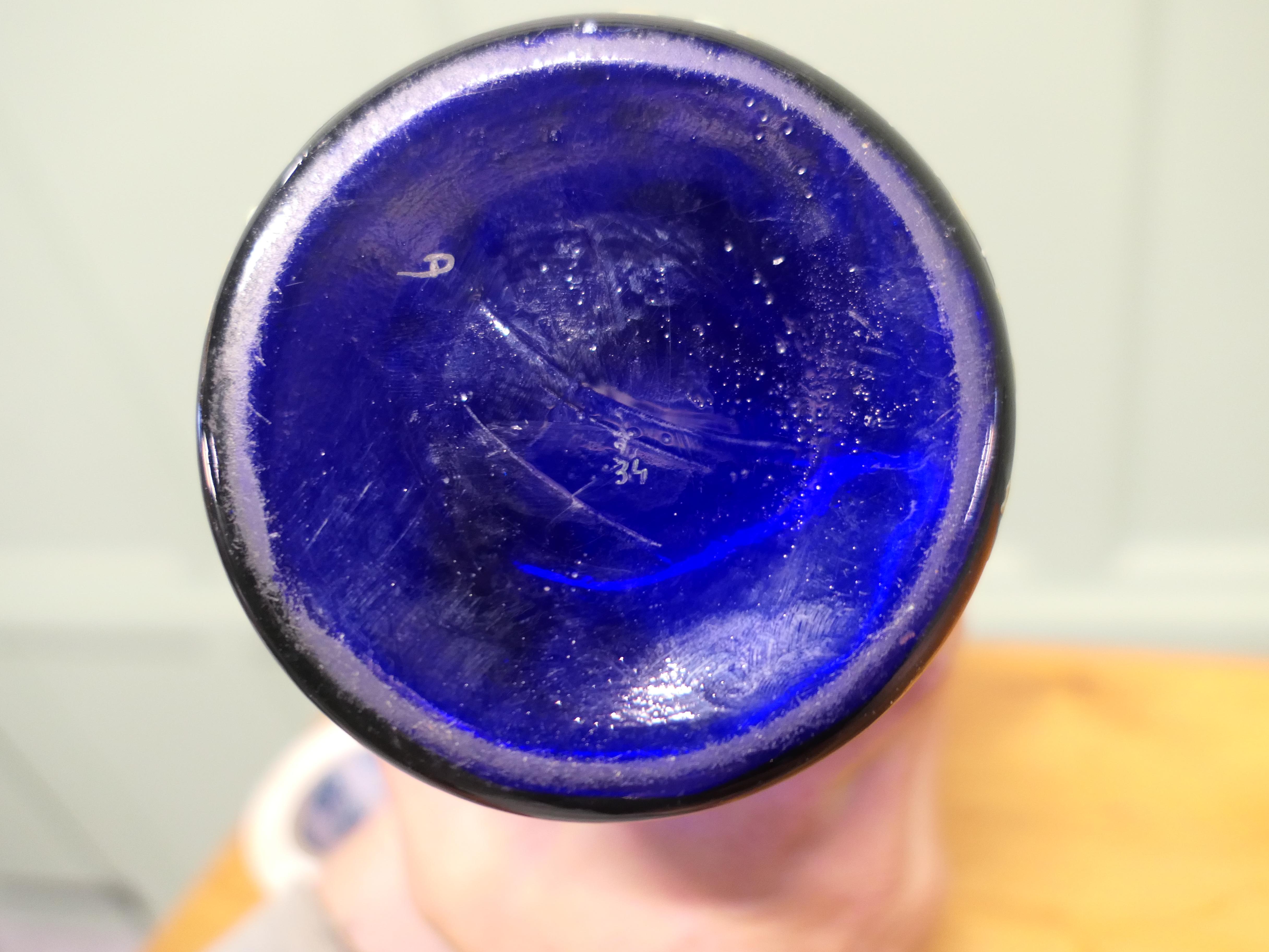 Uno splendido vaso smaltato blu cobalto con narcisi Il vaso è un pezzo eccezionale in vendita 1