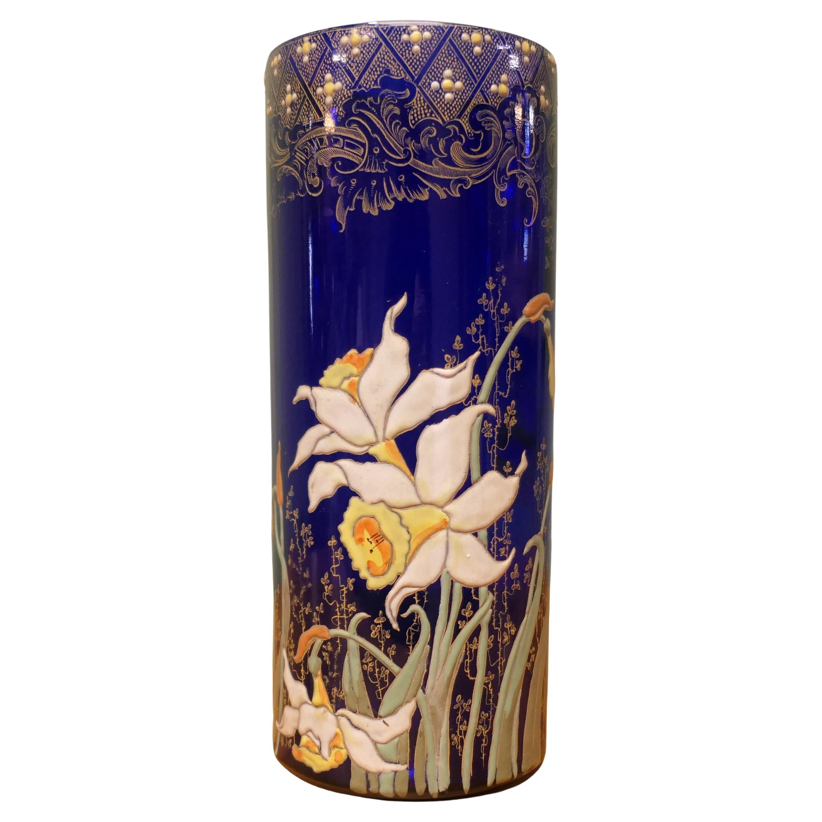 Uno splendido vaso smaltato blu cobalto con narcisi Il vaso è un pezzo eccezionale in vendita