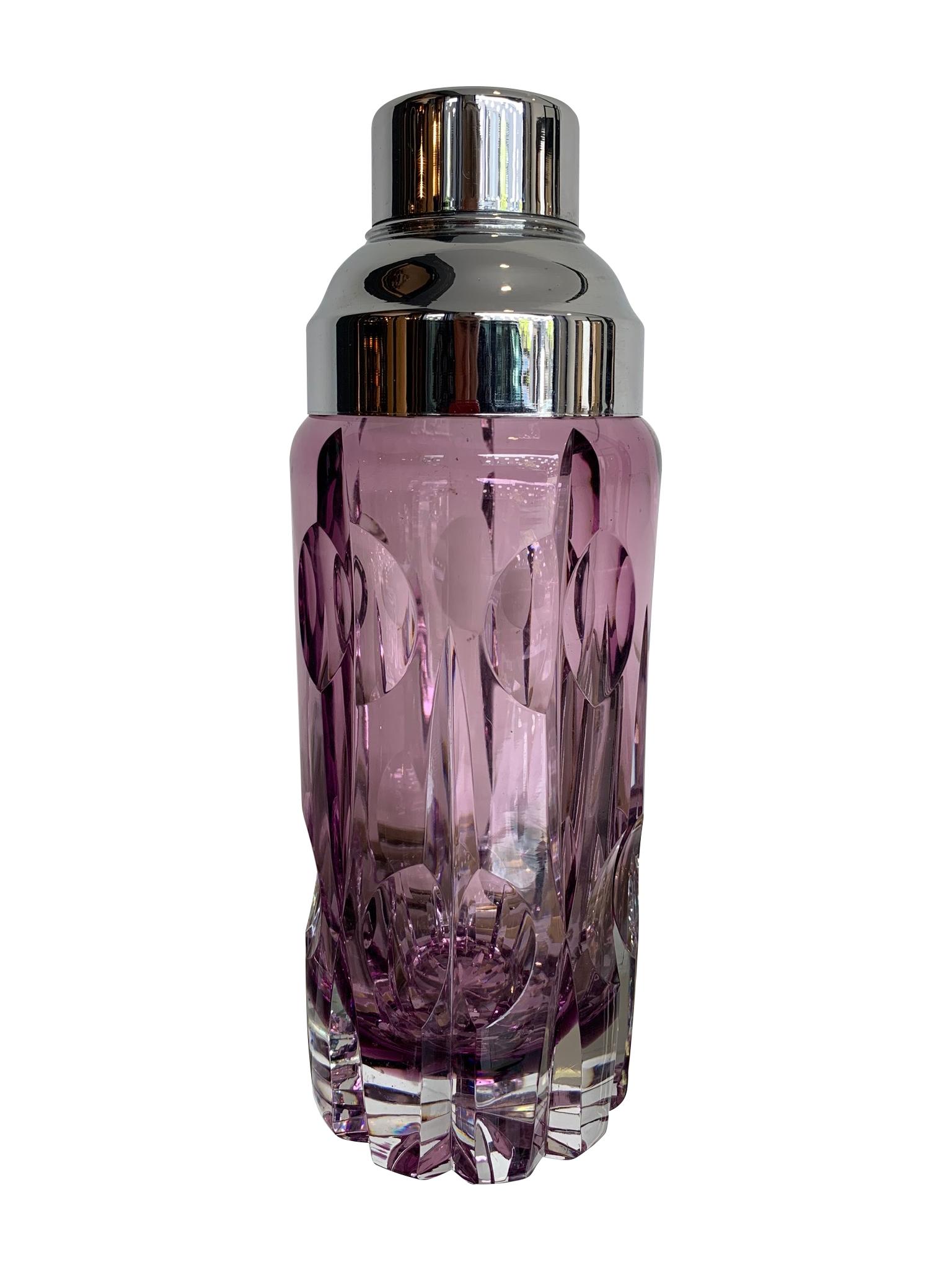 Un superbe shaker en cristal taillé de couleur violette avec un seau à glace assorti en cristal taillé avec des poignées en verre clair. Le shaker est doté d'un couvercle et d'une tache en métal chromé qui s'adaptent à un collier en métal chromé.