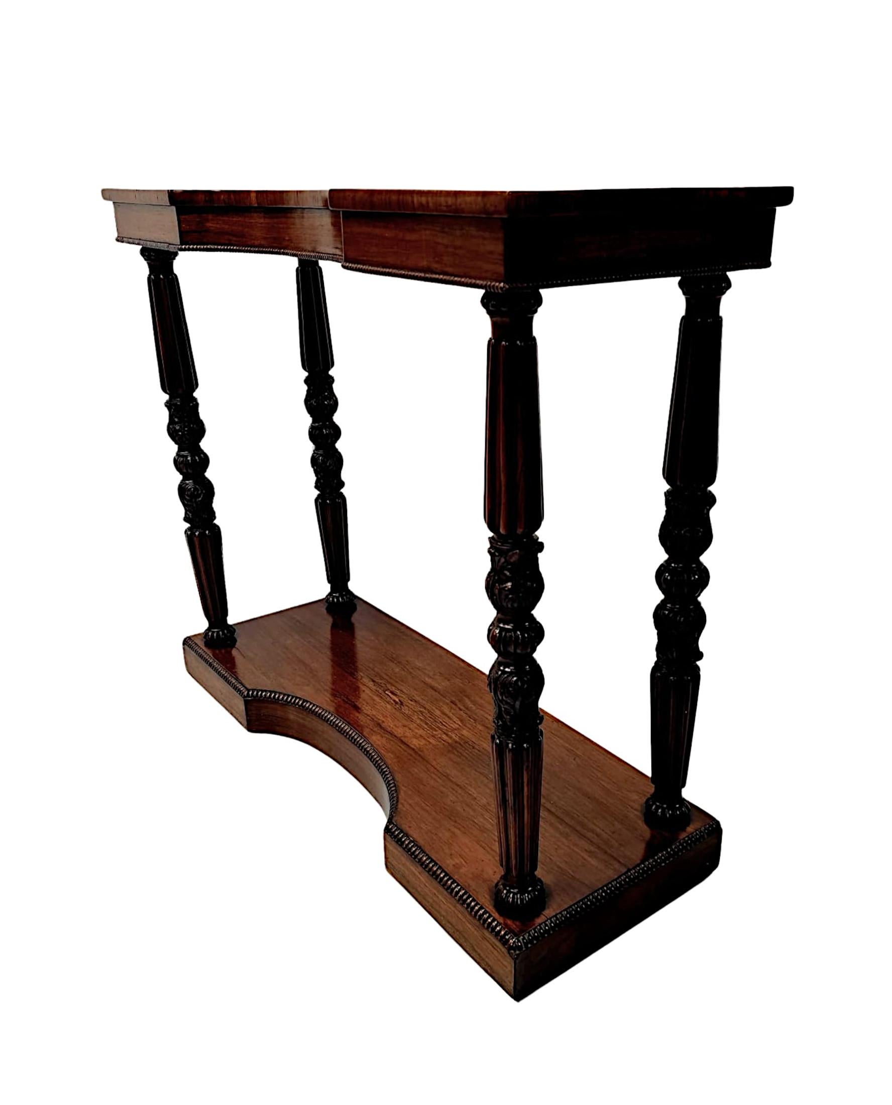 Impresionante consola de madera de frutal de principios del siglo XIX en su estado original, de calidad excepcional y finamente tallada a mano con una rica pátina y veteado.  La parte superior de forma rectangular, bien labrada, moldeada y cóncava,