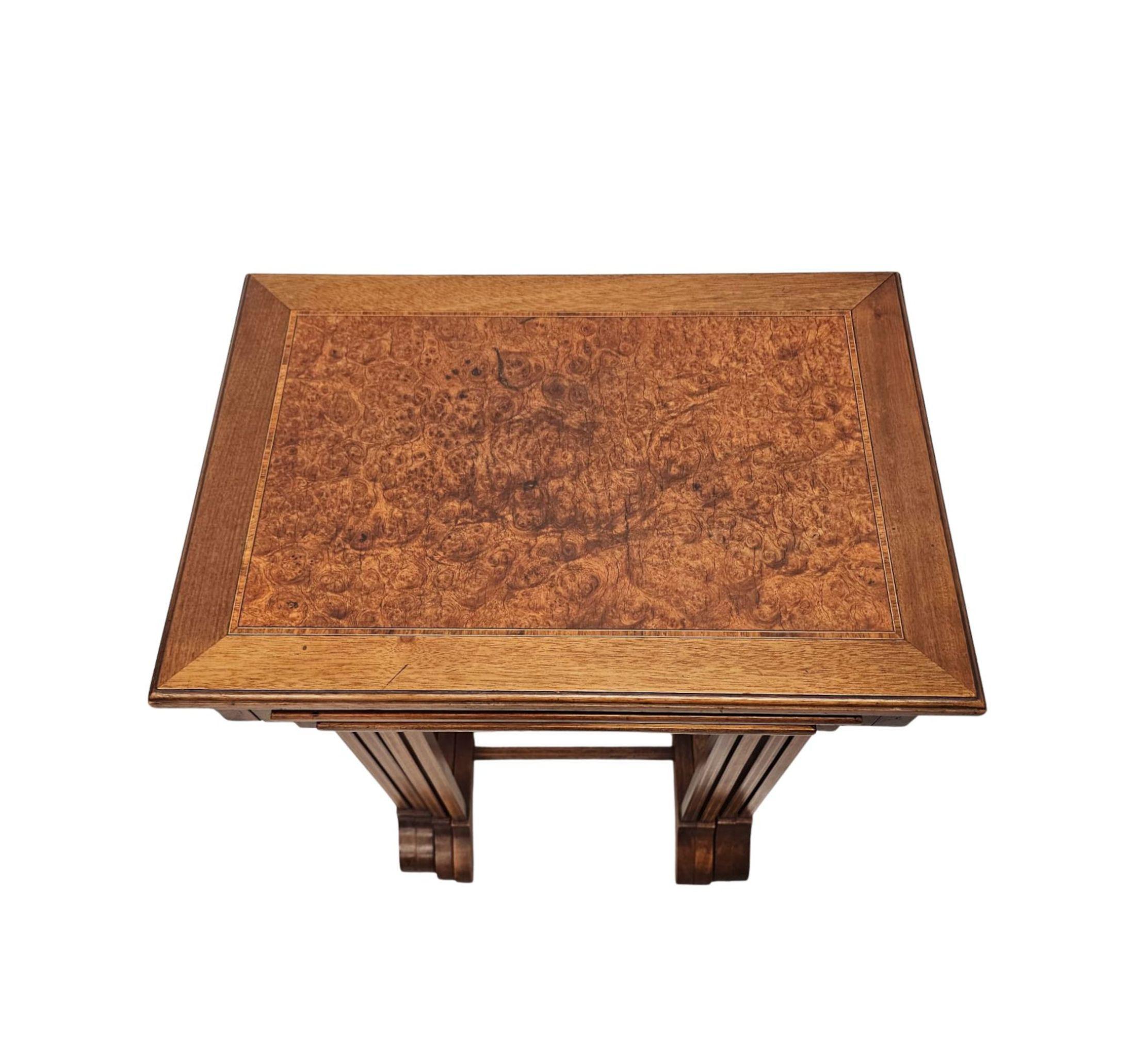 Un superbe ensemble édouardien de quatre tables en acajou richement patiné et en érable Birds Eye d'une qualité exceptionnelle, finement sculptées et magnifiquement incrustées.  Le plateau de forme rectangulaire, mouluré et incrusté de bandes