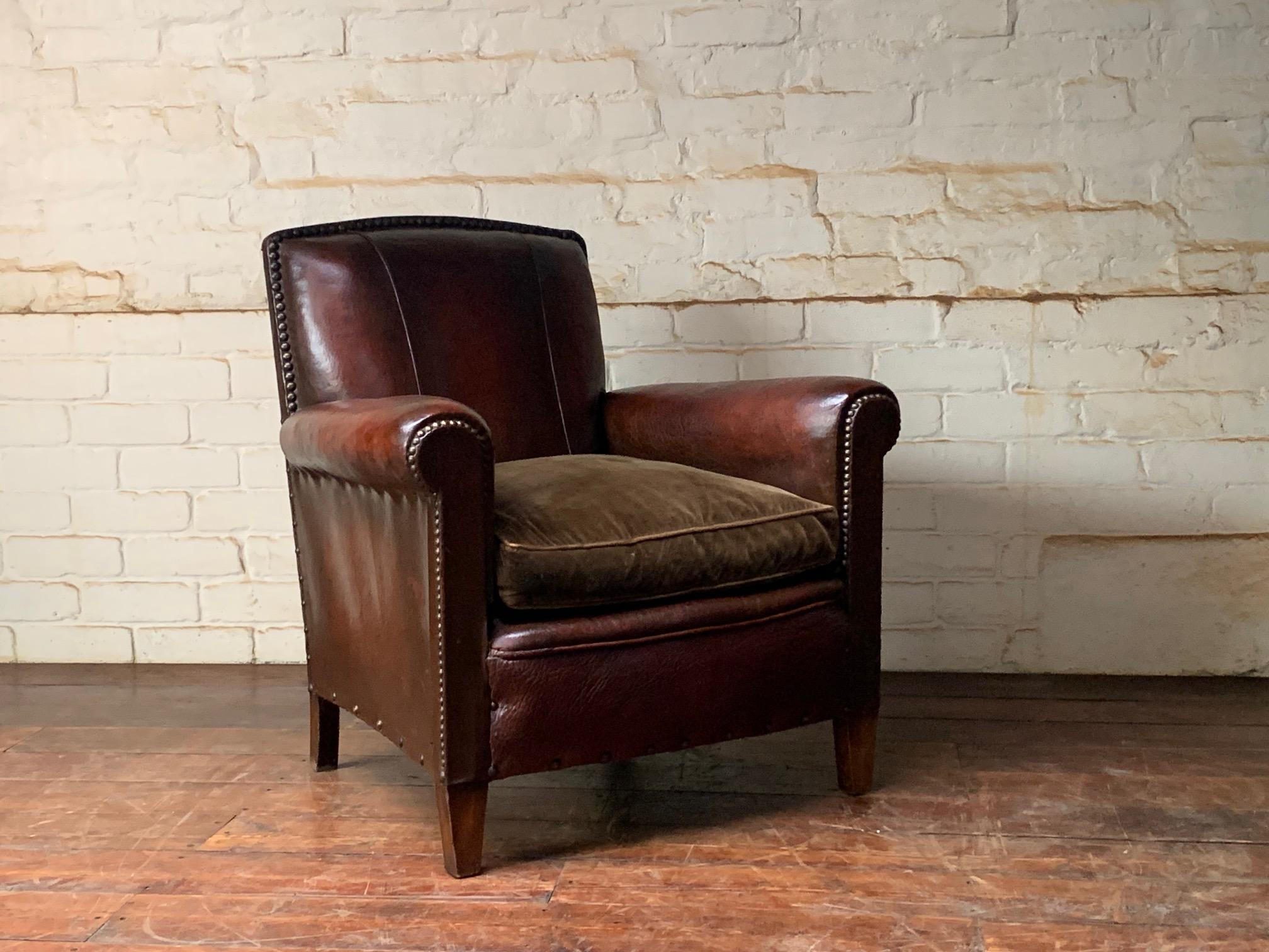 Una splendida sedia in pelle francese, modello Normandy, circa 1920 in vendita 3