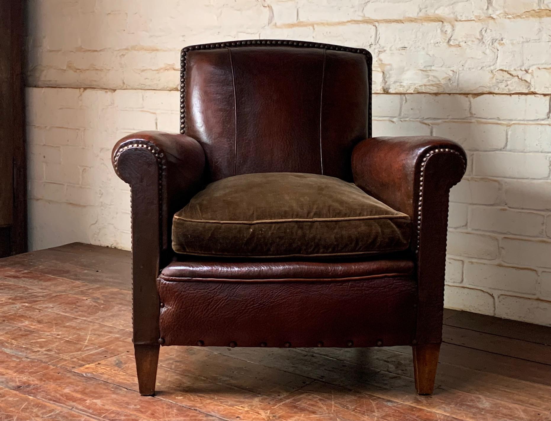 Questo è un bellissimo e rarissimo modello Normandy degli anni '20. Questa affascinante ed elegante sedia è stata conservata in modo impeccabile. Conserva ancora il cuscino di velluto originale, anch'esso in ottime condizioni, il cui colore è meglio