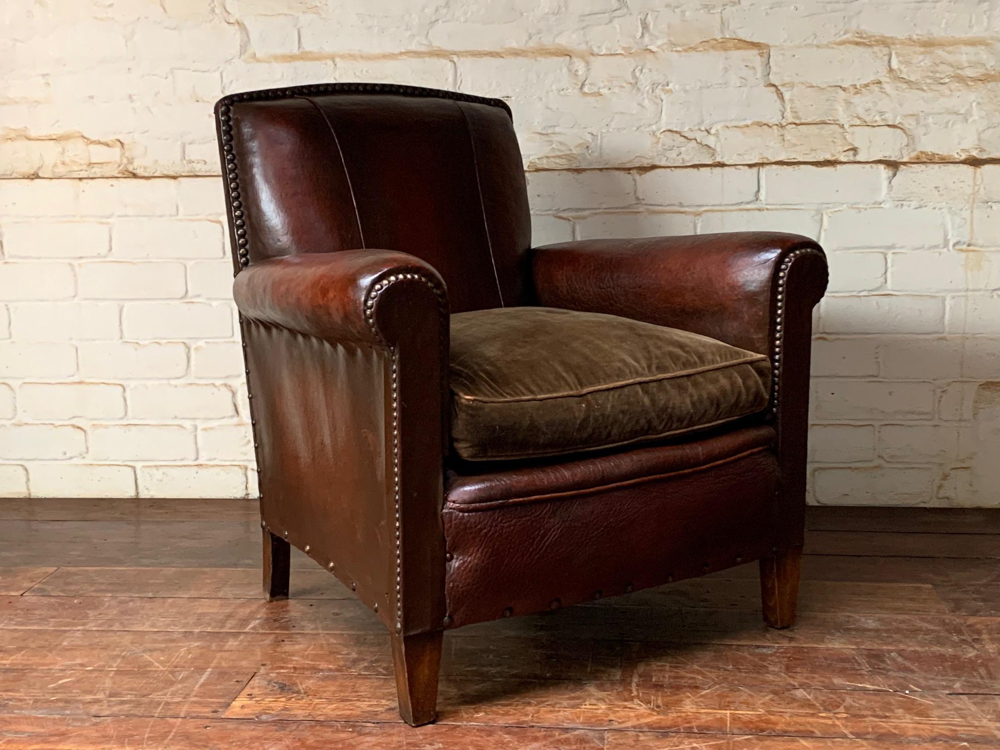 Una splendida sedia in pelle francese, modello Normandy, circa 1920 In condizioni buone in vendita a Hastings, GB