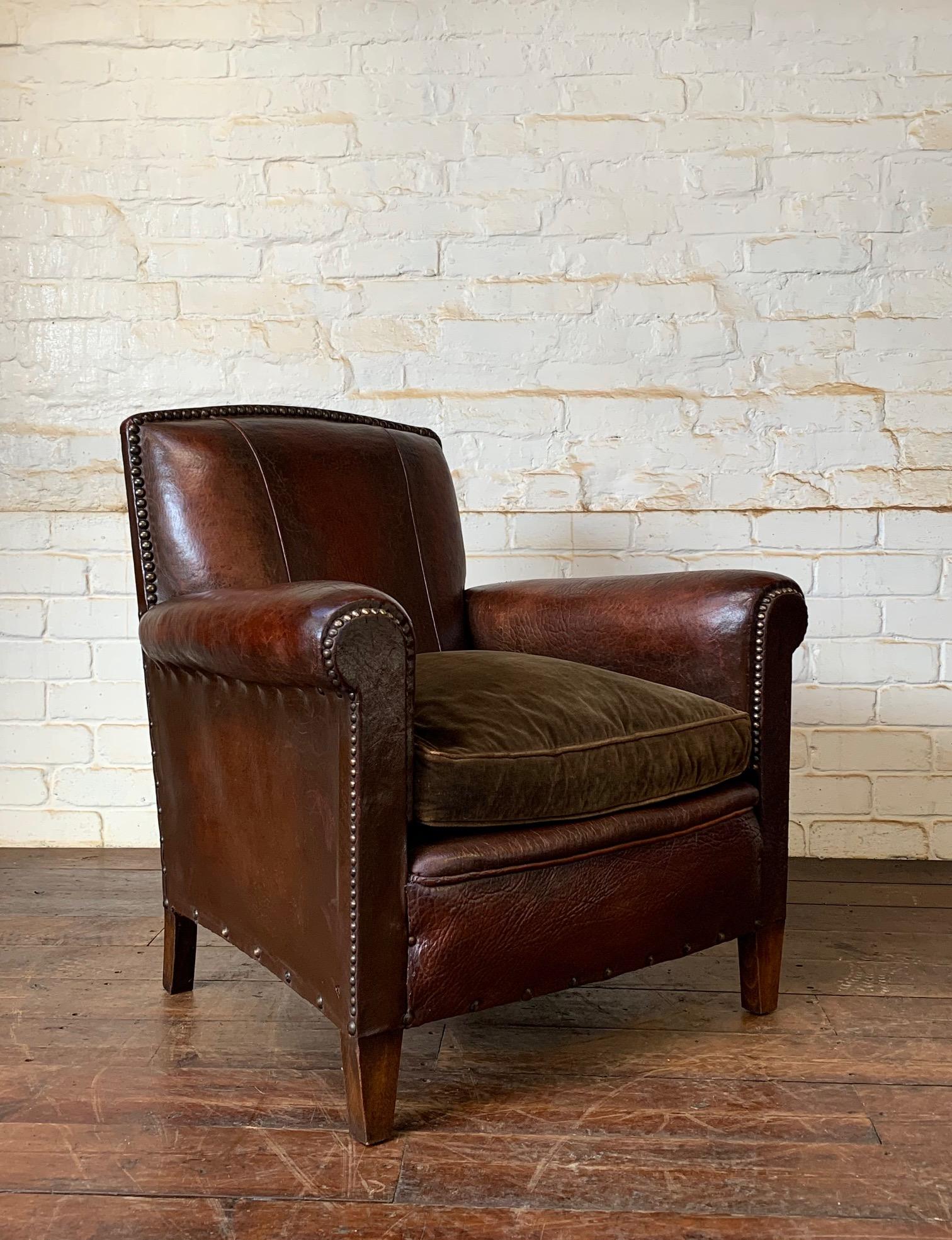 Pelle Una splendida sedia in pelle francese, modello Normandy, circa 1920 in vendita