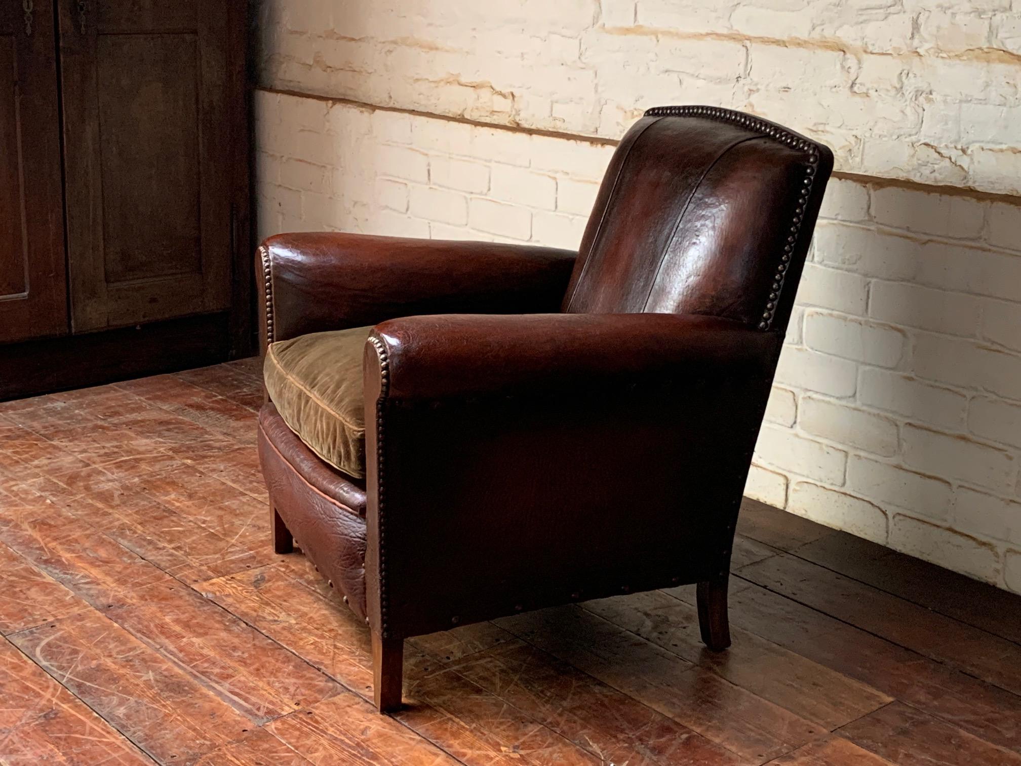 Una splendida sedia in pelle francese, modello Normandy, circa 1920 in vendita 2