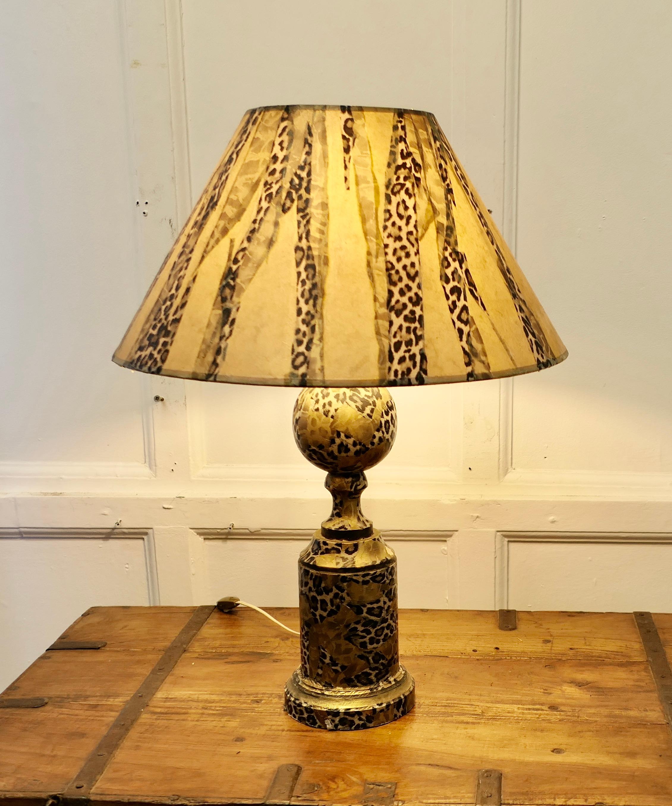Superbe lampe de bureau française imprimée léopard  Il s'agit d'une pièce artisanale unique. en vente 3