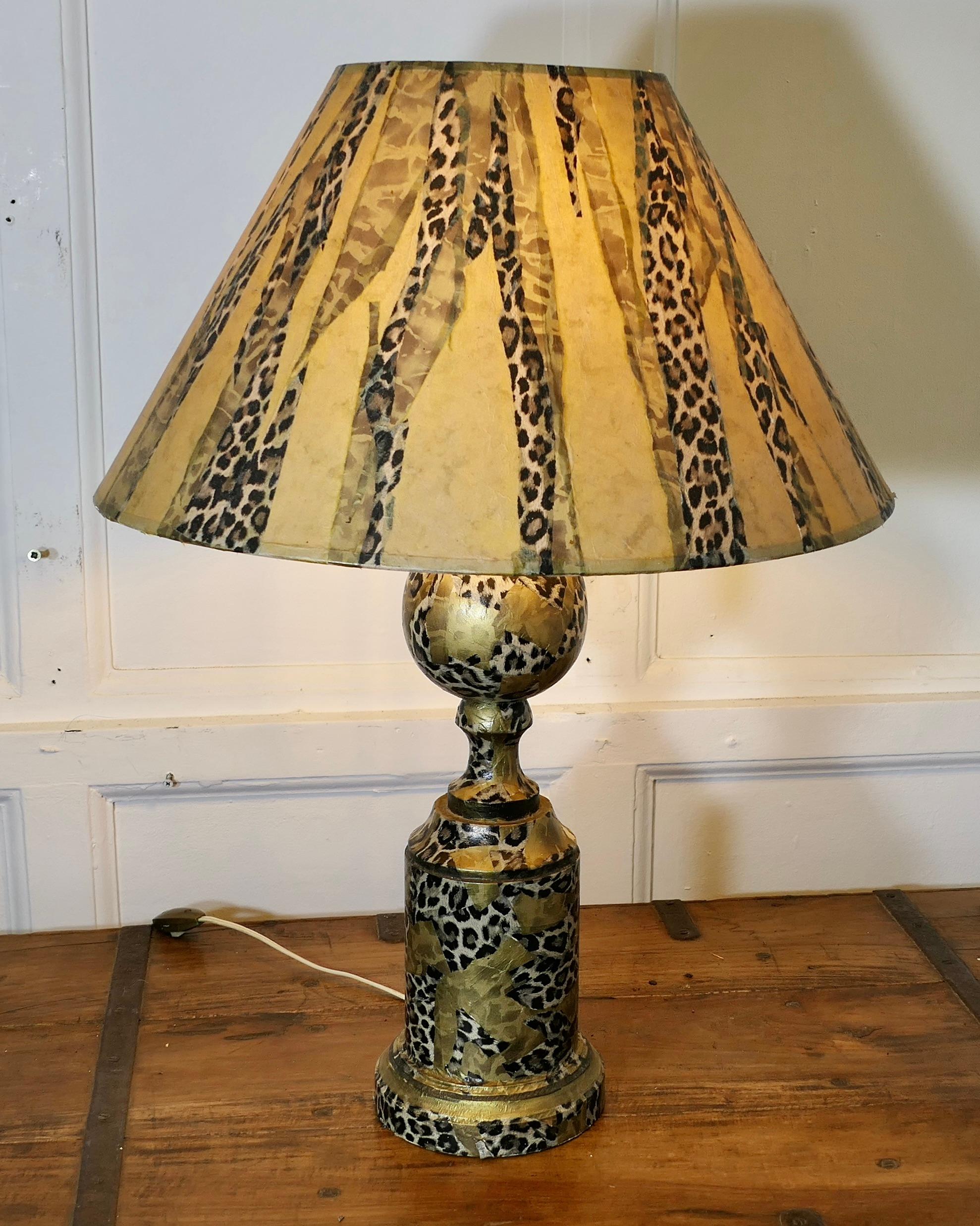 Superbe lampe de bureau française imprimée léopard

Il s'agit d'une pièce unique de fabrication artisanale. La lampe est recouverte d'un tissu fin qui présente des motifs de feuilles d'or et des marques de fourrure de léopard.  Design/One  
Une
