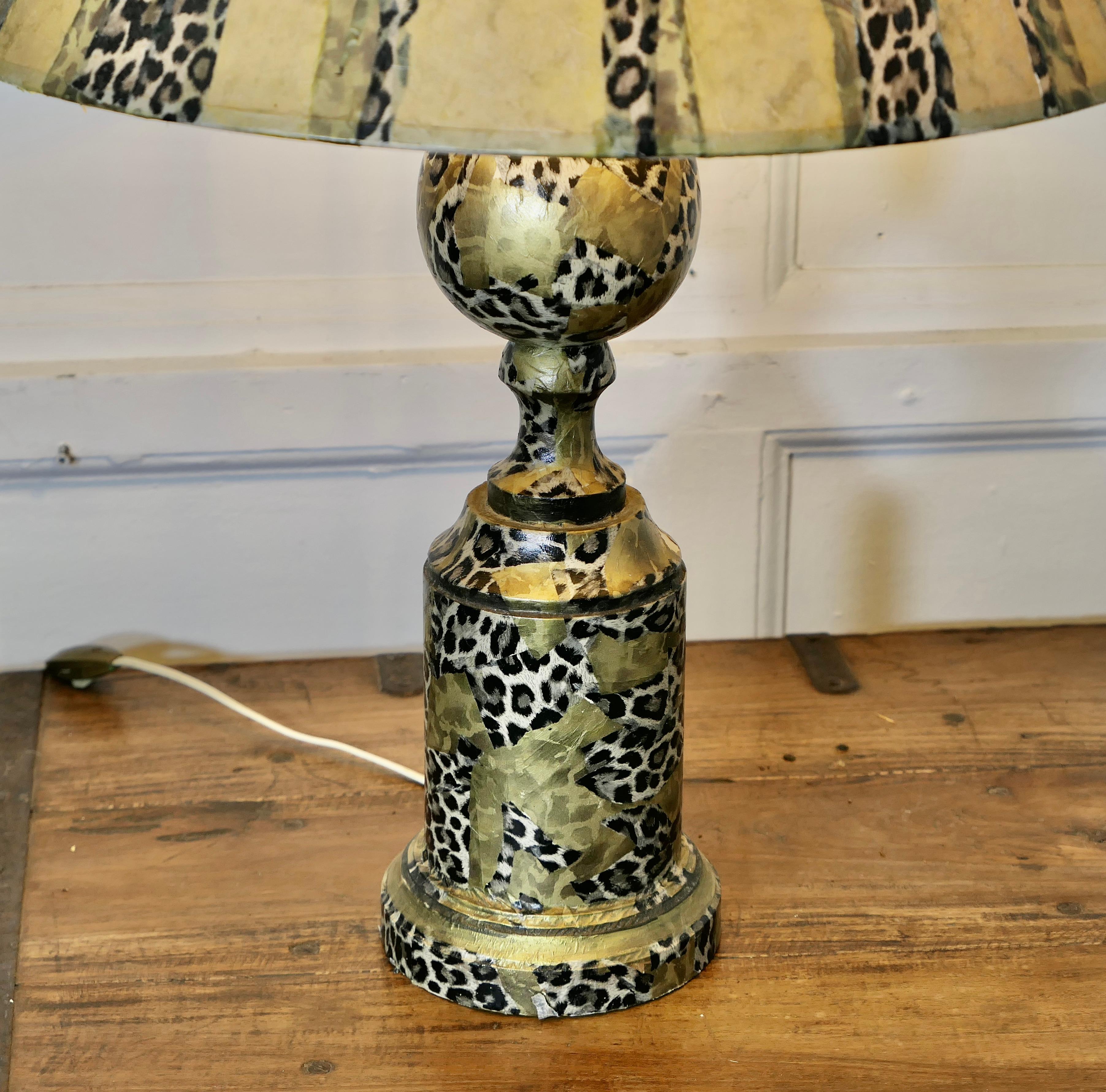 Artisanat Superbe lampe de bureau française imprimée léopard  Il s'agit d'une pièce artisanale unique. en vente