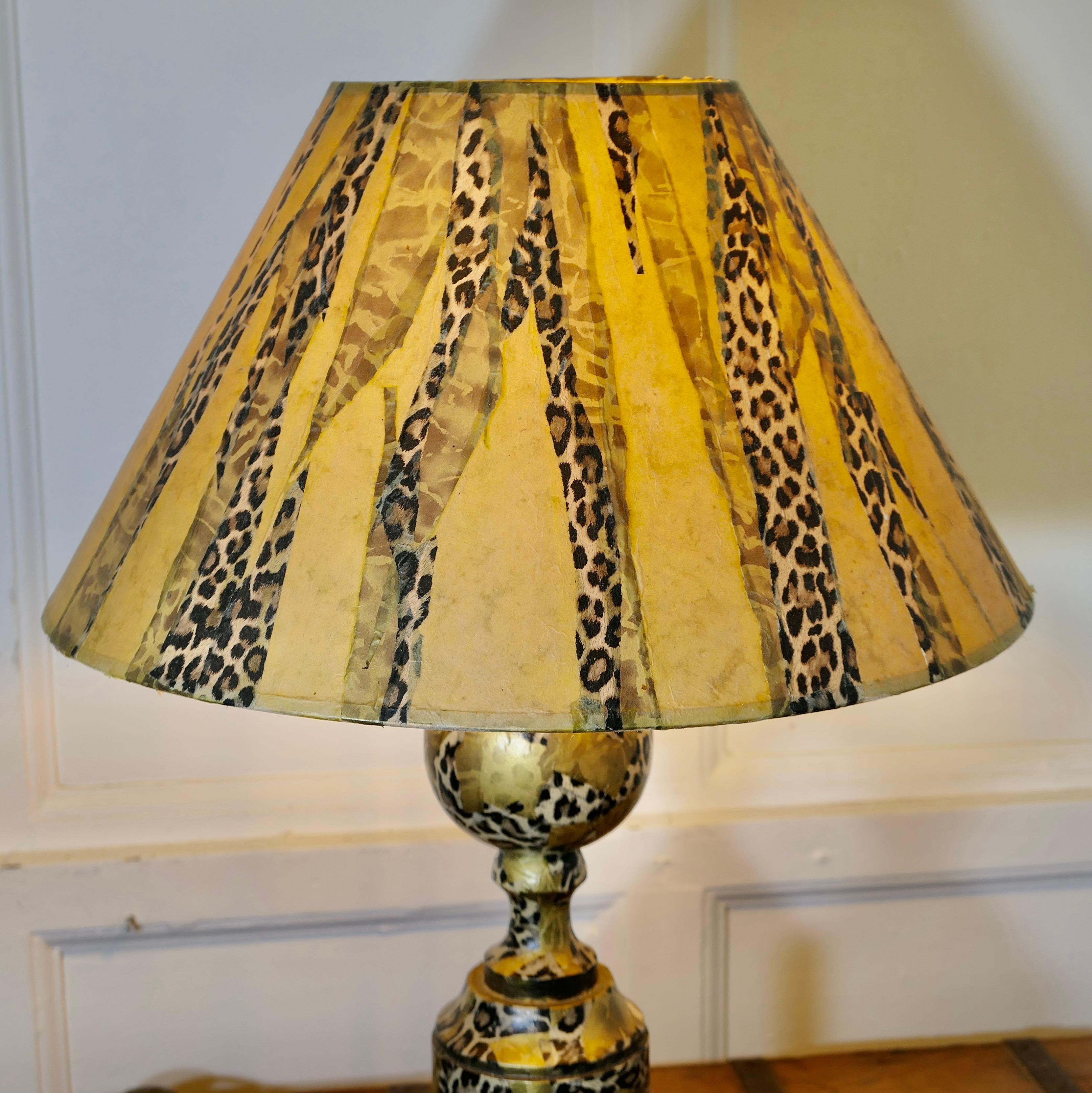Superbe lampe de bureau française imprimée léopard  Il s'agit d'une pièce artisanale unique. Bon état - En vente à Godshill, Isle of Wight