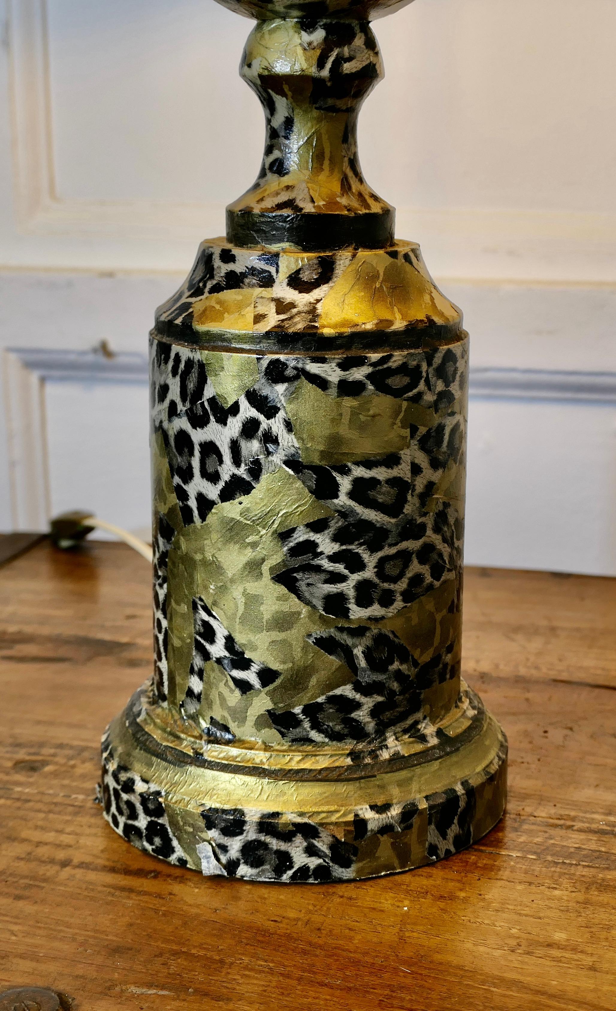 Papier Superbe lampe de bureau française imprimée léopard  Il s'agit d'une pièce artisanale unique. en vente