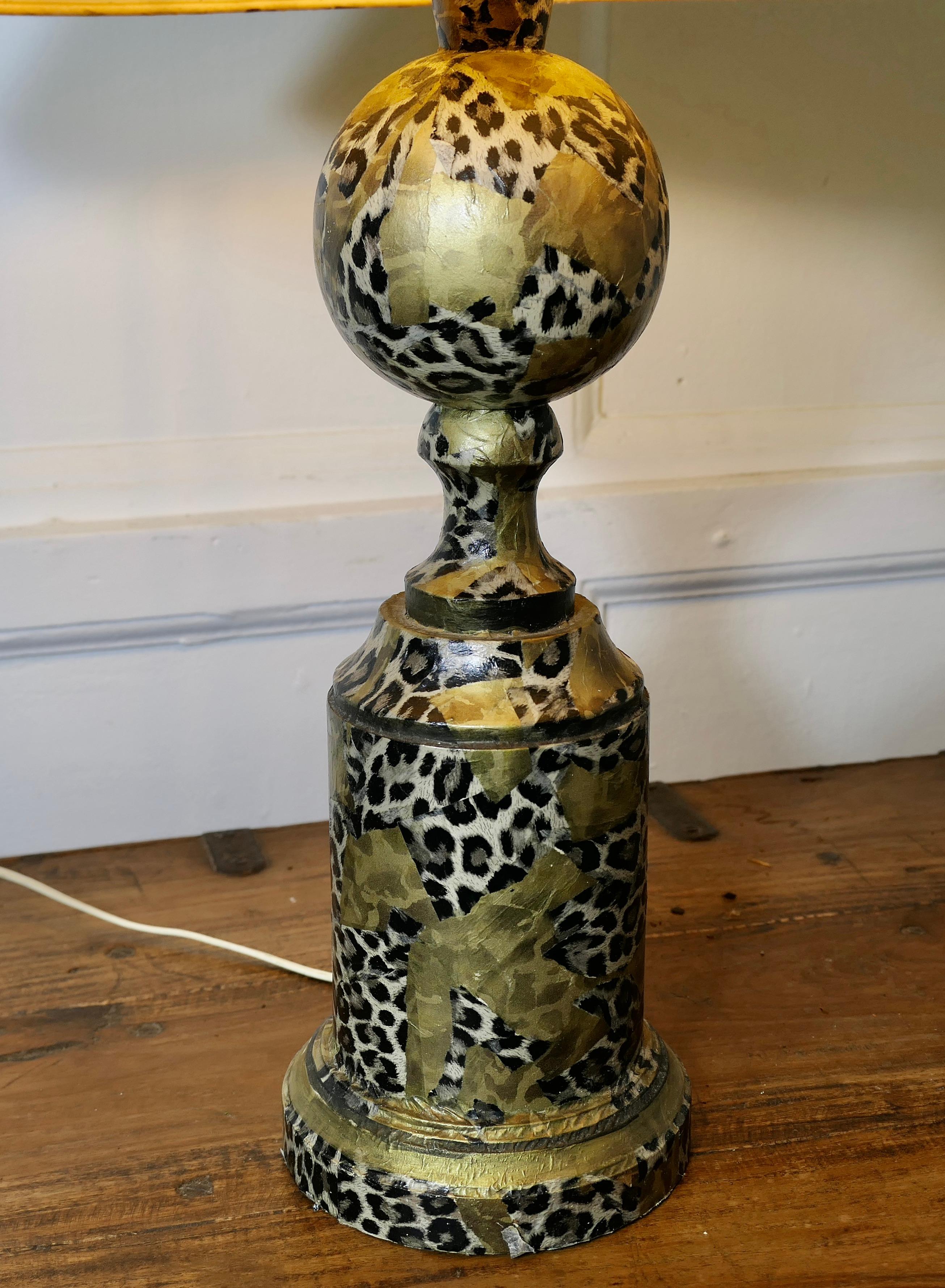 Superbe lampe de bureau française imprimée léopard  Il s'agit d'une pièce artisanale unique. en vente 1