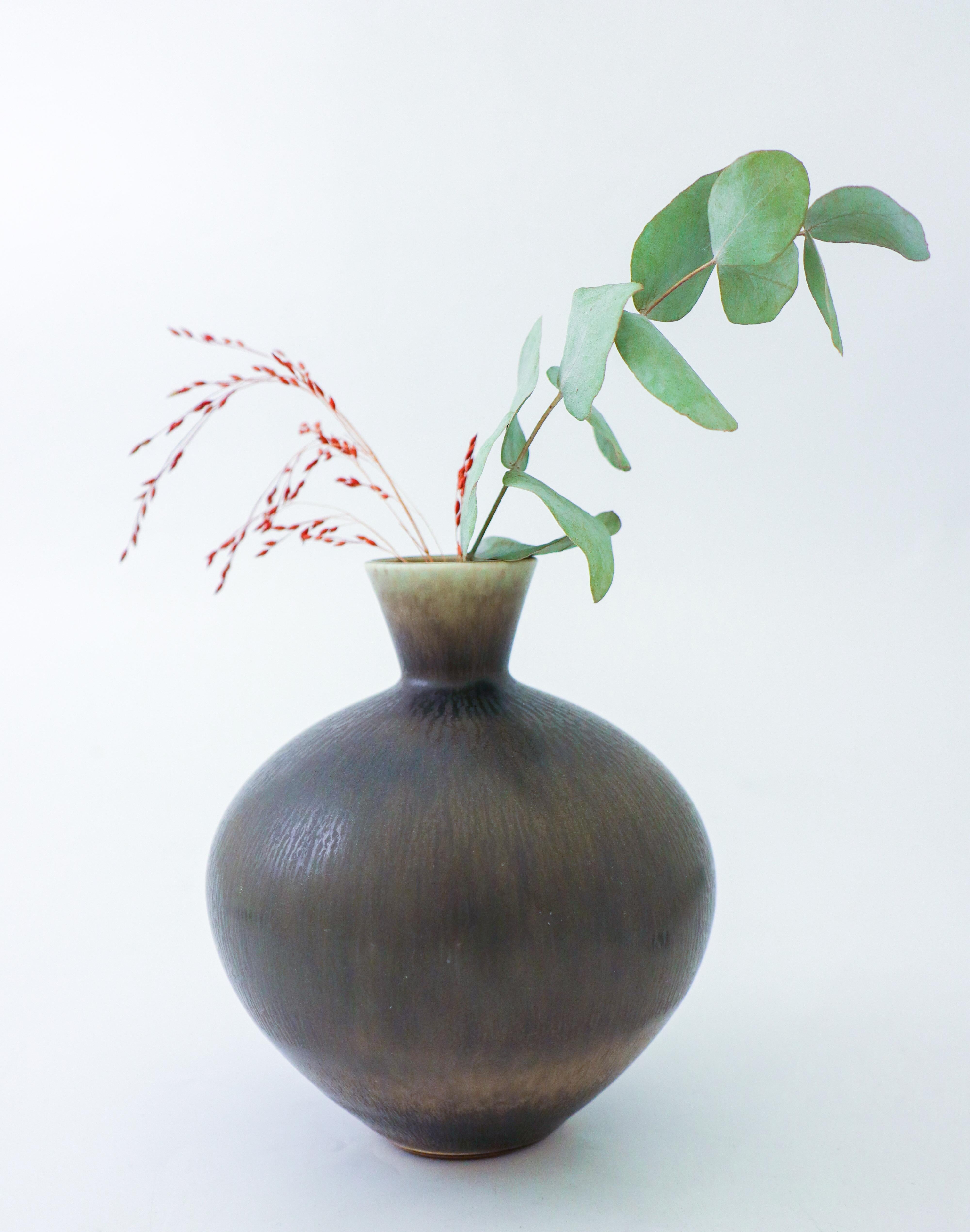 Scandinave moderne Superbe vase en céramique grise émaillée Har-fur de Berndt Friberg - Gustavsberg 1968 en vente