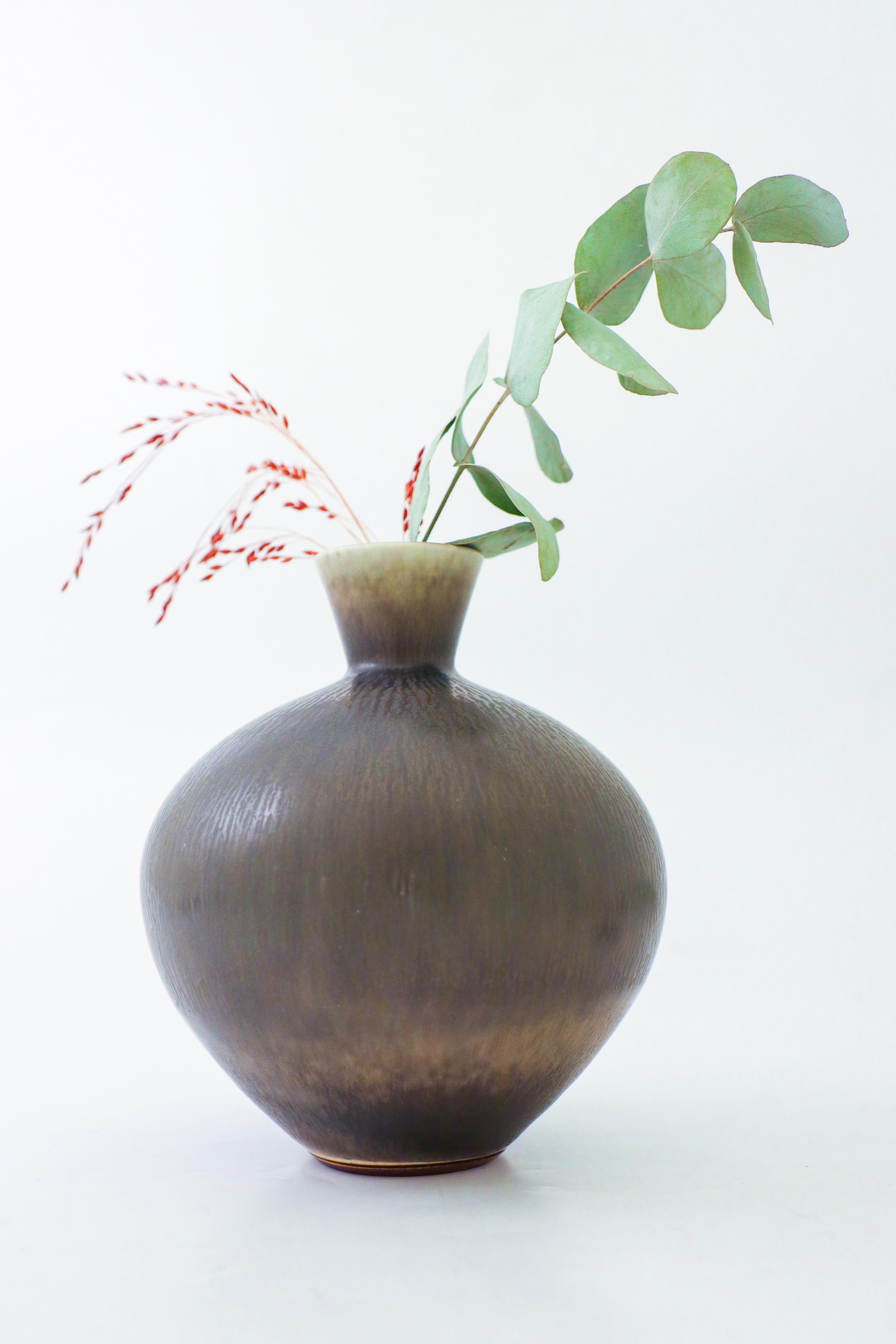 Suédois Superbe vase en céramique grise émaillée Har-fur de Berndt Friberg - Gustavsberg 1968 en vente