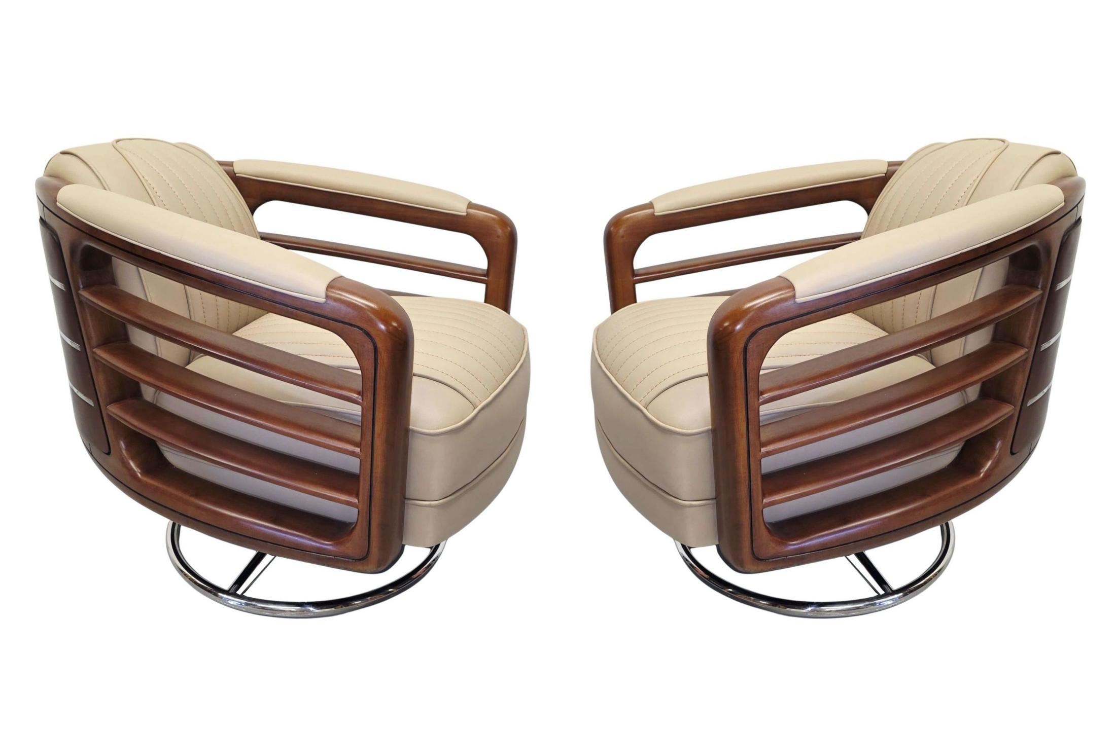 Una splendida poltrona girevole di design Art Carved finemente intagliata e riccamente patinata in noce, pelle e cromo di qualità eccezionale.  Questo favoloso pezzo è splendidamente rivestito in un'elegante pelle color crema con un innovativo