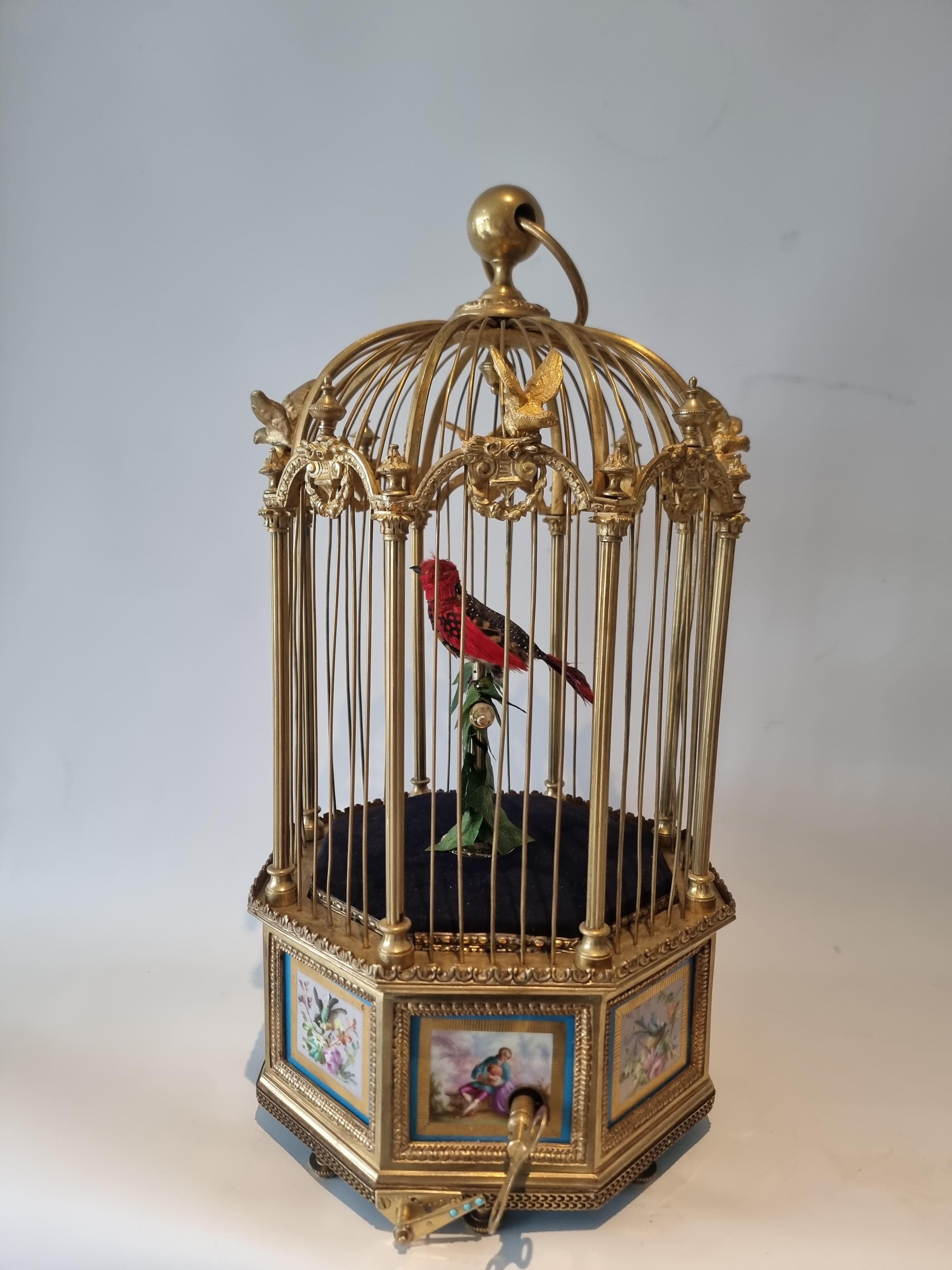 Doré Superbe cage à chanter de Bontems en bronze doré et Sèvres, de forme hexagonale. en vente