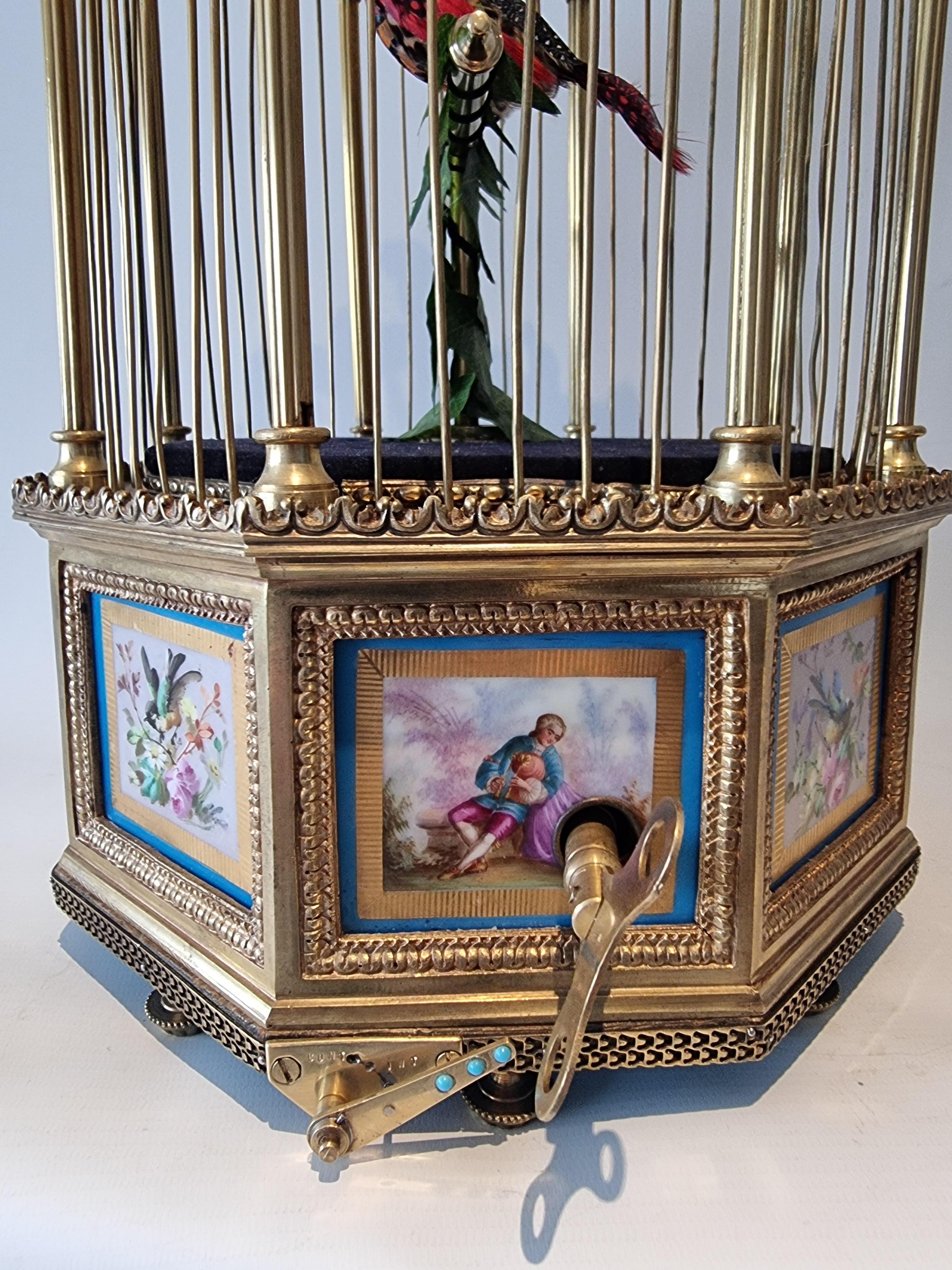 Superbe cage à chanter de Bontems en bronze doré et Sèvres, de forme hexagonale. Bon état - En vente à London, GB