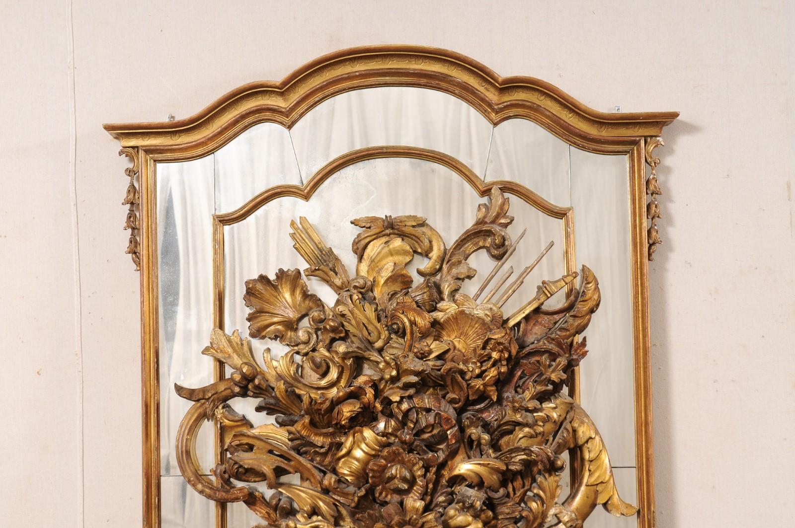 Néoclassique Superbe miroir italien de plus de 7 pieds de haut avec un bouquet floral néoclassique sculpté, 19e C. en vente