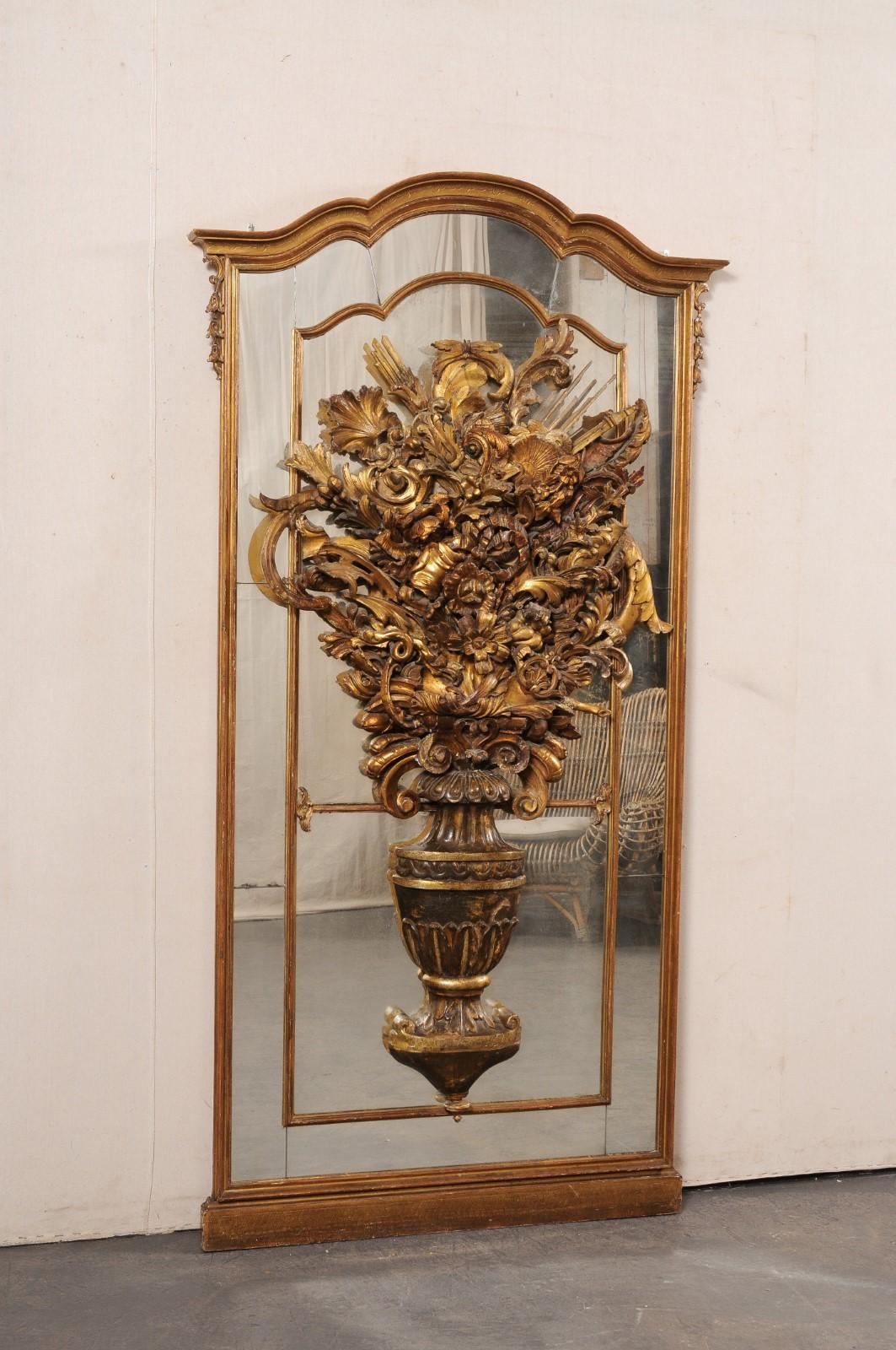 XIXe siècle Superbe miroir italien de plus de 7 pieds de haut avec un bouquet floral néoclassique sculpté, 19e C. en vente