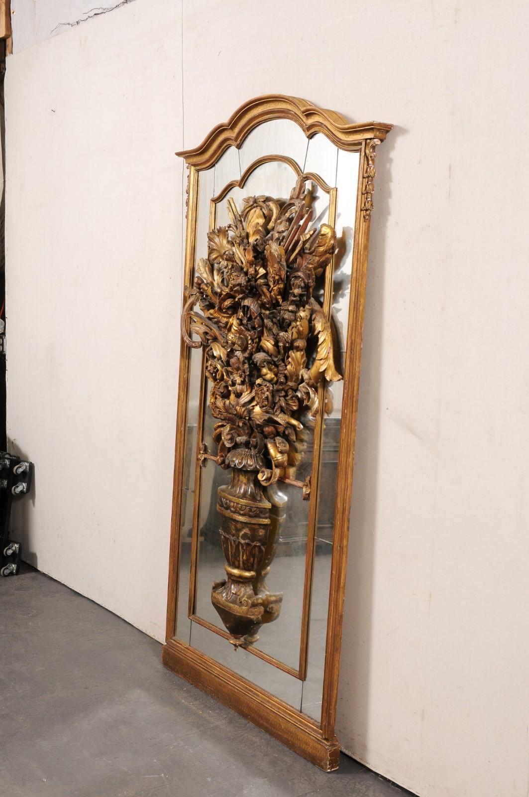 Miroir Superbe miroir italien de plus de 7 pieds de haut avec un bouquet floral néoclassique sculpté, 19e C. en vente