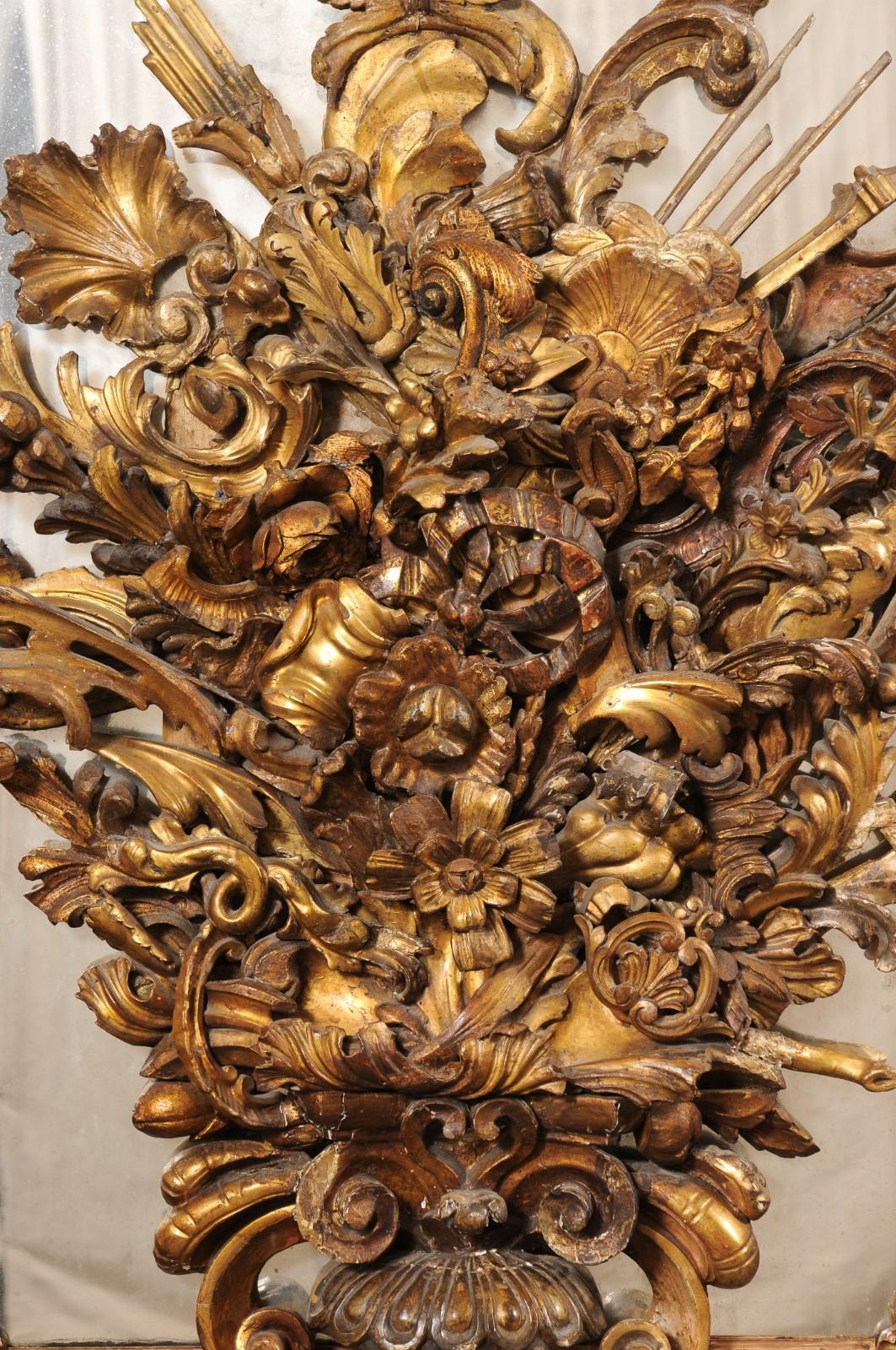 Superbe miroir italien de plus de 7 pieds de haut avec un bouquet floral néoclassique sculpté, 19e C. en vente 1