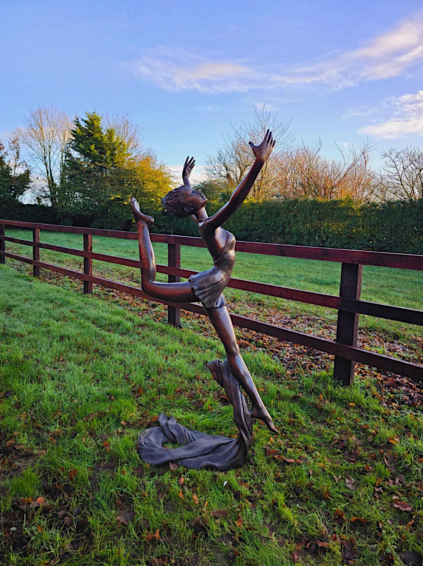 English A Stunning Large Bronze Figurative Sculpture of a Ballet Dancer For Sale