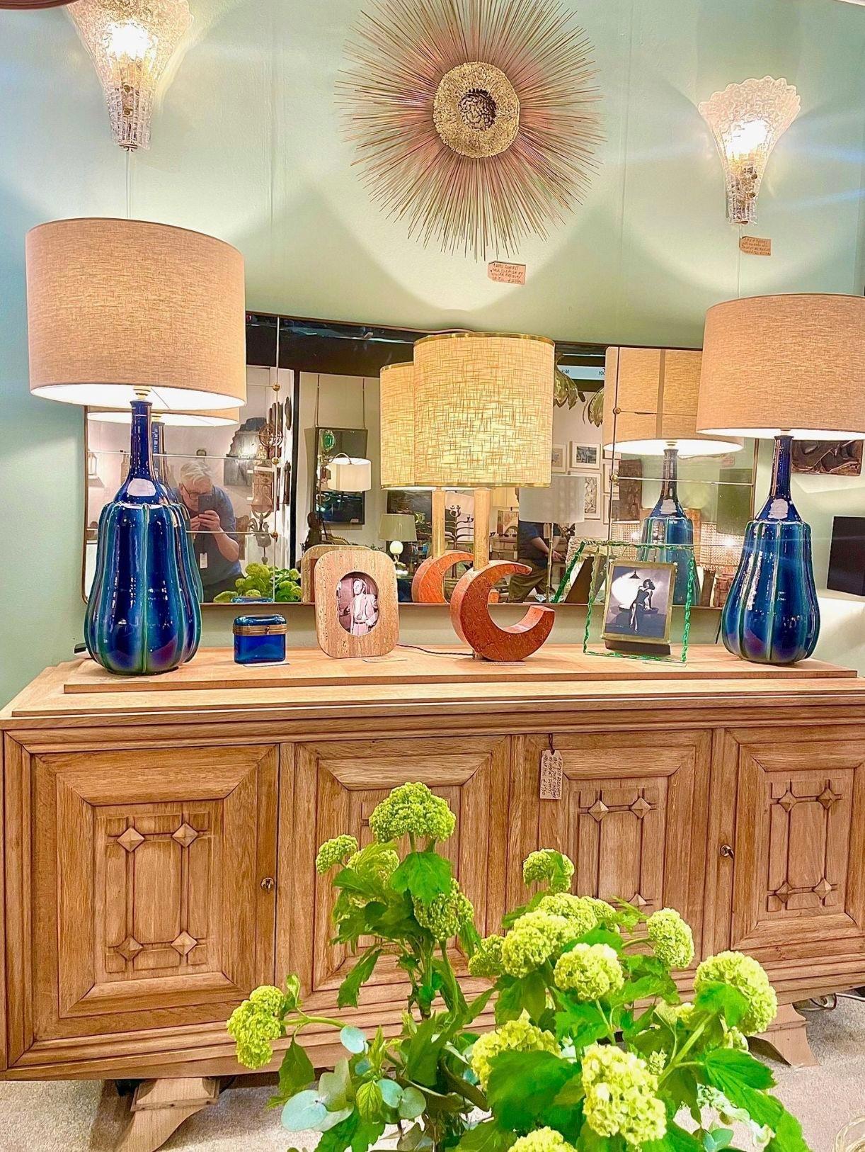 Splendida coppia di lampade italiane in ceramica blu e verde degli anni '80 con finiture in ottone, ricablate con cavo antico e interruttore