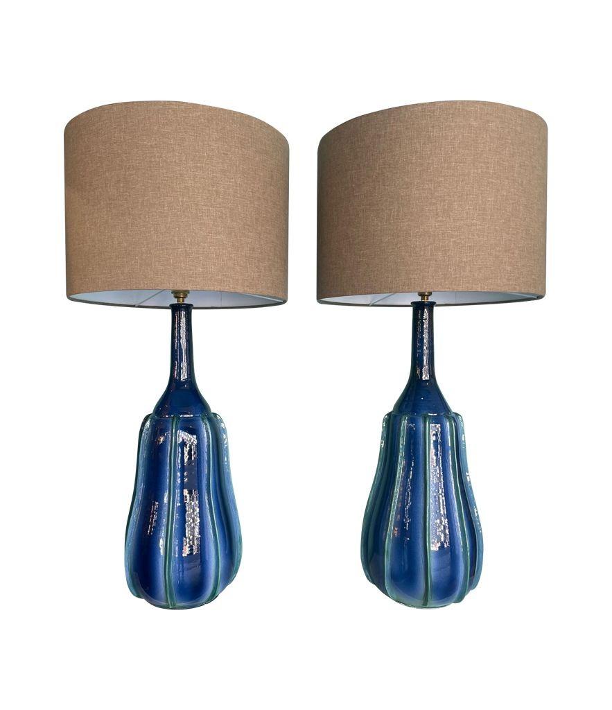 Mid-Century moderno Una splendida coppia di grandi lampade italiane in ceramica blu e verde degli anni '80 in vendita