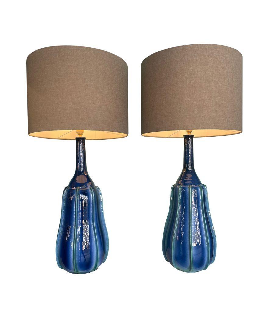 Una splendida coppia di grandi lampade italiane in ceramica blu e verde degli anni '80 In condizioni buone in vendita a London, GB
