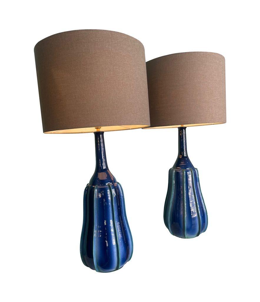 Fine XX secolo Una splendida coppia di grandi lampade italiane in ceramica blu e verde degli anni '80 in vendita