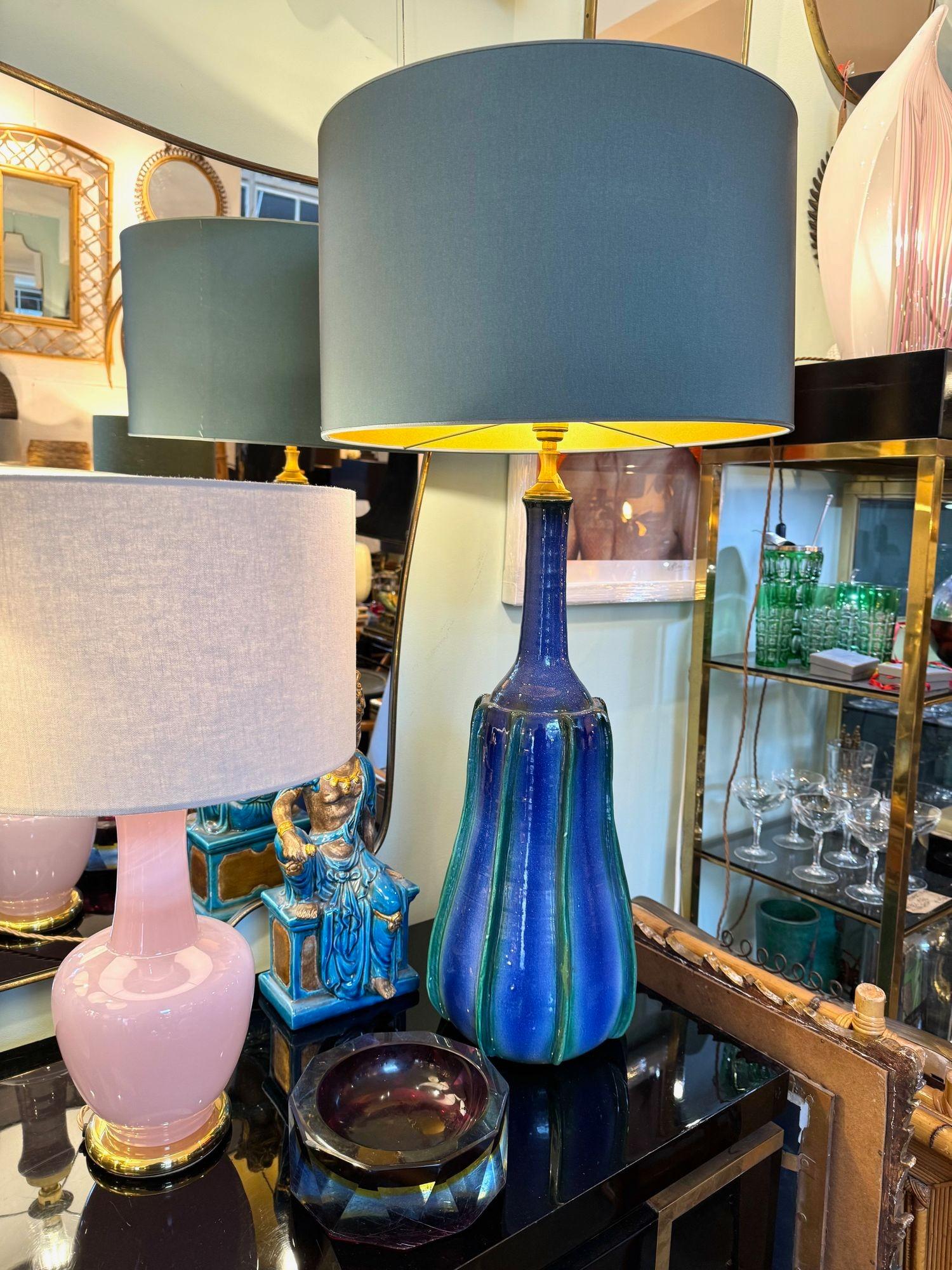 Ottone Una splendida coppia di grandi lampade italiane in ceramica blu e verde degli anni '80 in vendita