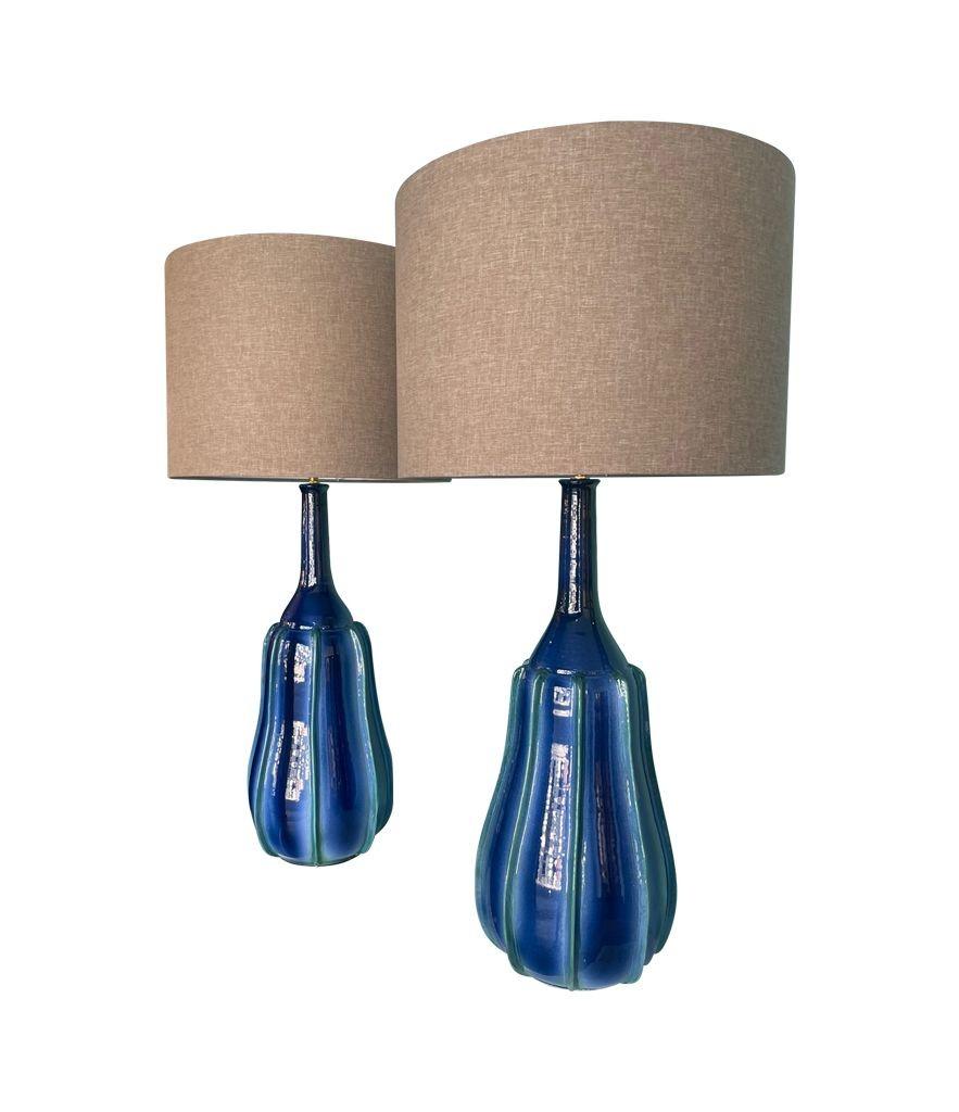 Una splendida coppia di grandi lampade italiane in ceramica blu e verde degli anni '80 in vendita 1