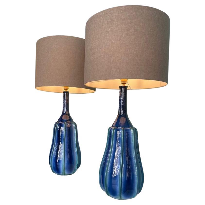 Una splendida coppia di grandi lampade italiane in ceramica blu e verde degli anni '80 in vendita