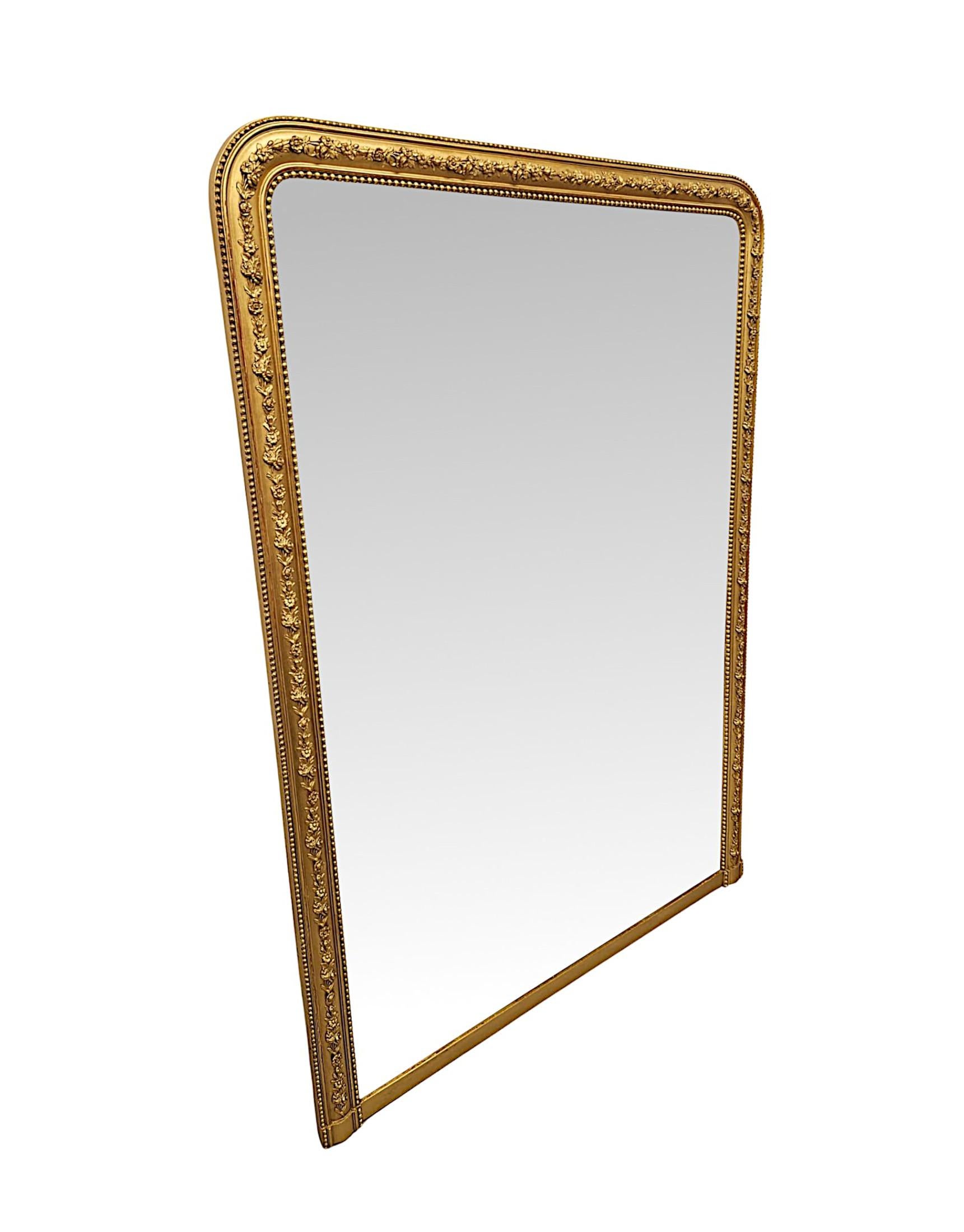 Impresionante espejo sobremantel de madera dorada del siglo XIX de gran tamaño con detalles florales Inglés en venta