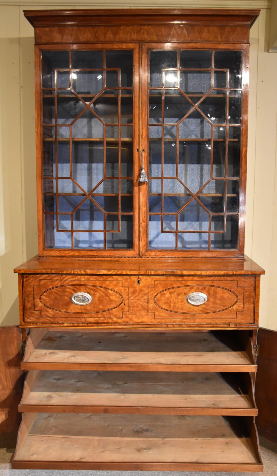 Stunning Late 18th Century Satinwood Secretaire Bookcase In Good Condition For Sale In Wiltshire, GB