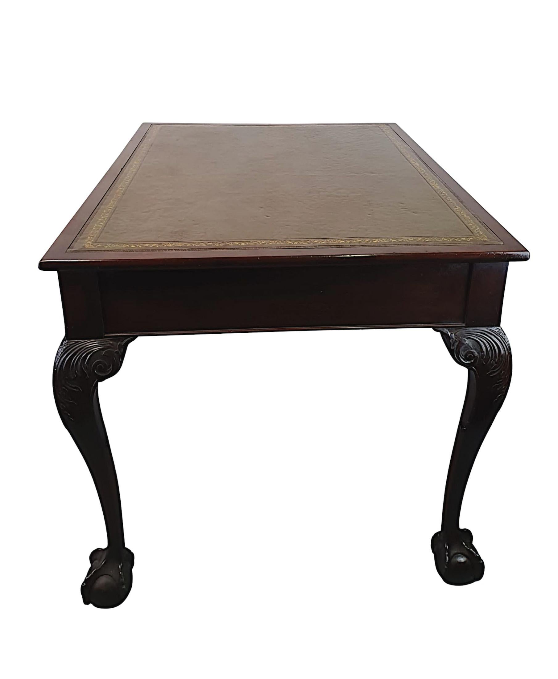 Laiton Superbe bureau de la fin du XIXe siècle dans le style de Thomas Chippendale en vente