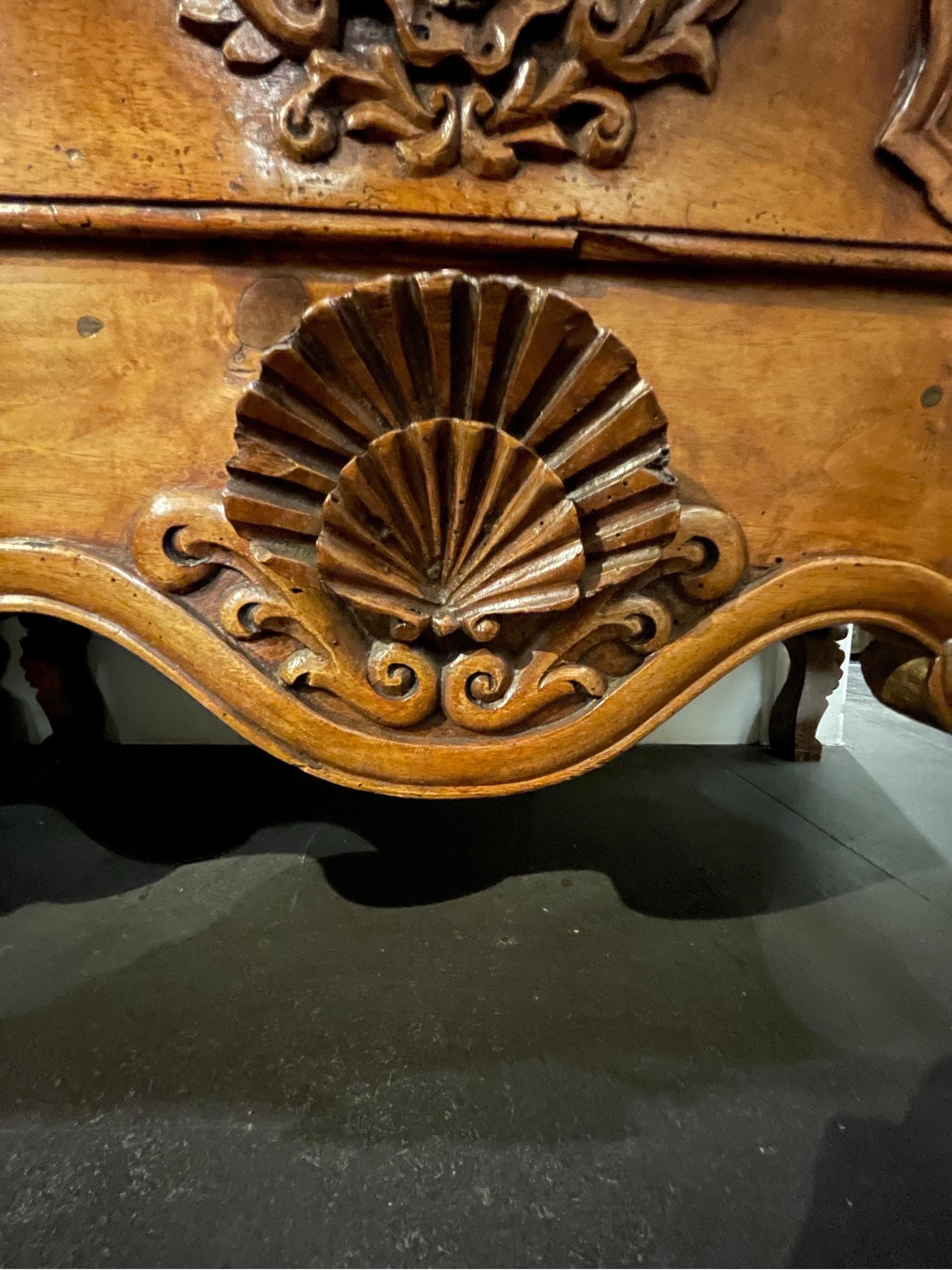 Stupefacente commodo a bombe in noce intagliato di epoca Luigi XV, Francia, metà del XVIII secolo in vendita 3