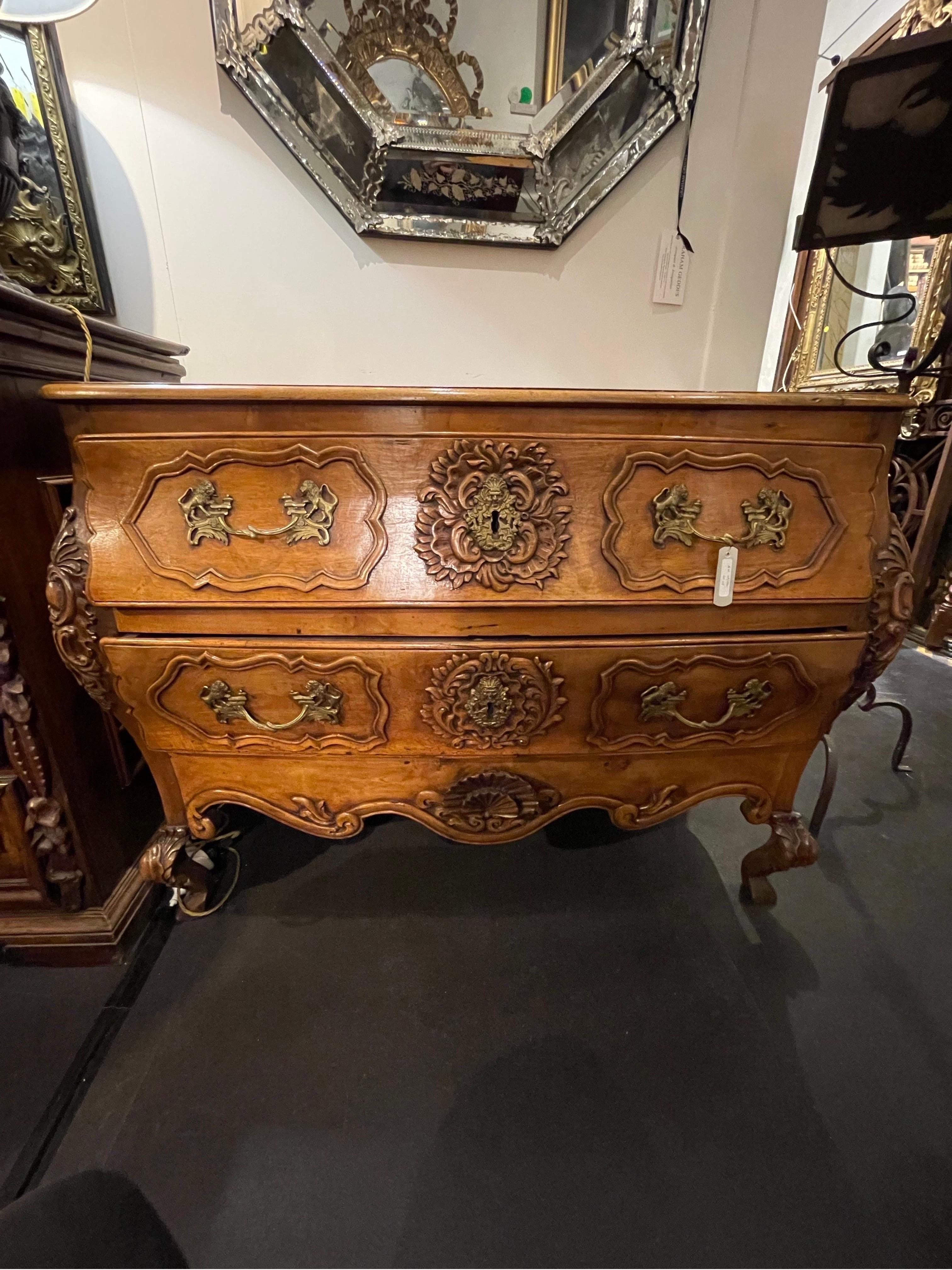 Stupefacente commodo a bombe in noce intagliato di epoca Luigi XV, Francia, metà del XVIII secolo

Altezza: 88 cm Larghezza: 118 cm Profondità: 61 cm

Provenienza: Collezione privata australiana.