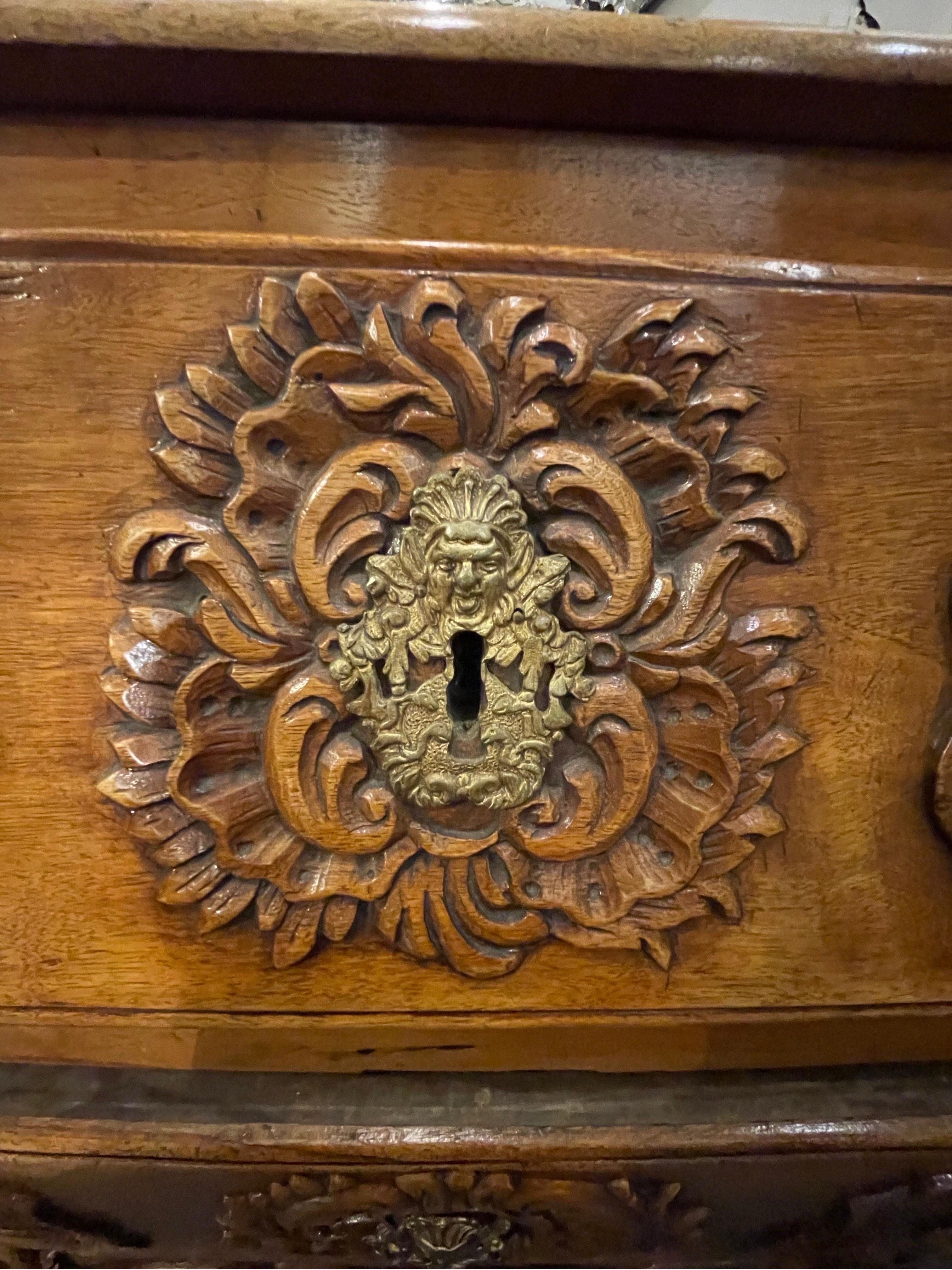 Francese Stupefacente commodo a bombe in noce intagliato di epoca Luigi XV, Francia, metà del XVIII secolo in vendita