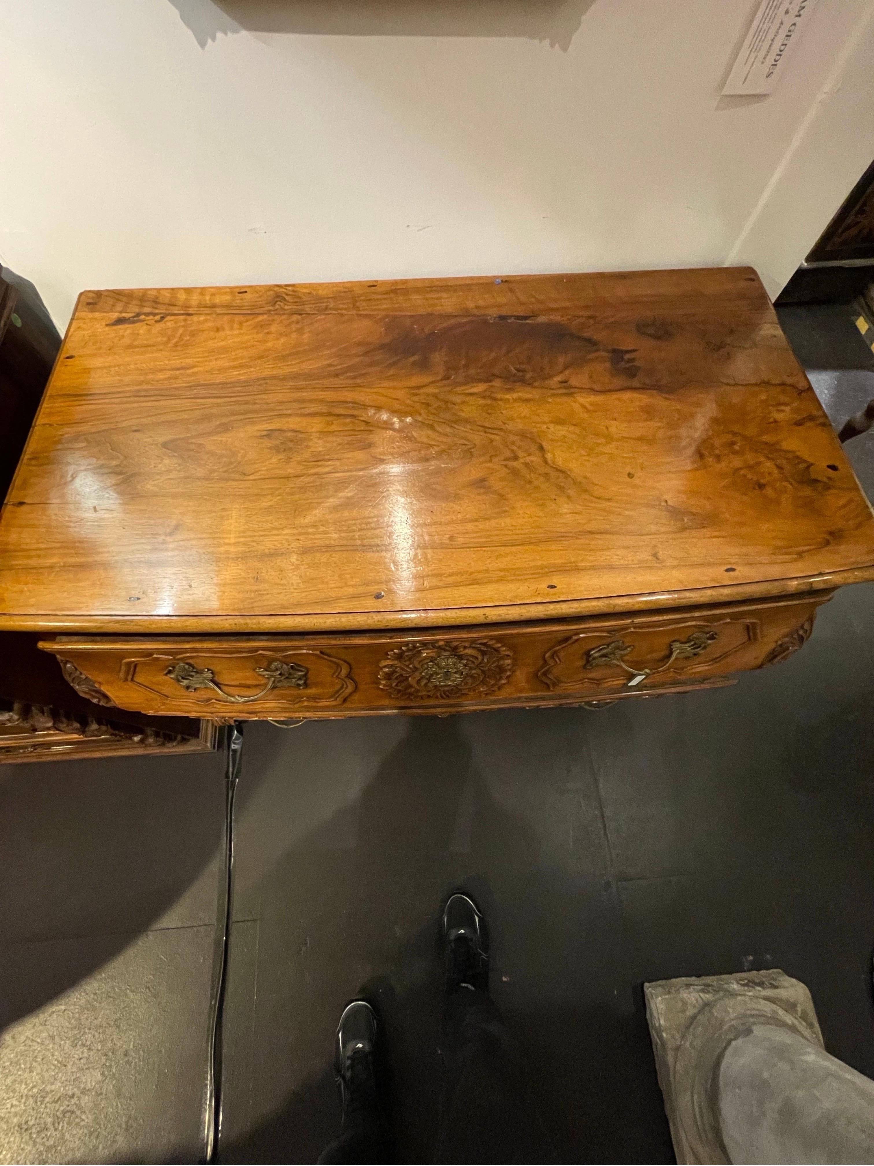 Stupefacente commodo a bombe in noce intagliato di epoca Luigi XV, Francia, metà del XVIII secolo In condizioni buone in vendita a ARMADALE, VIC