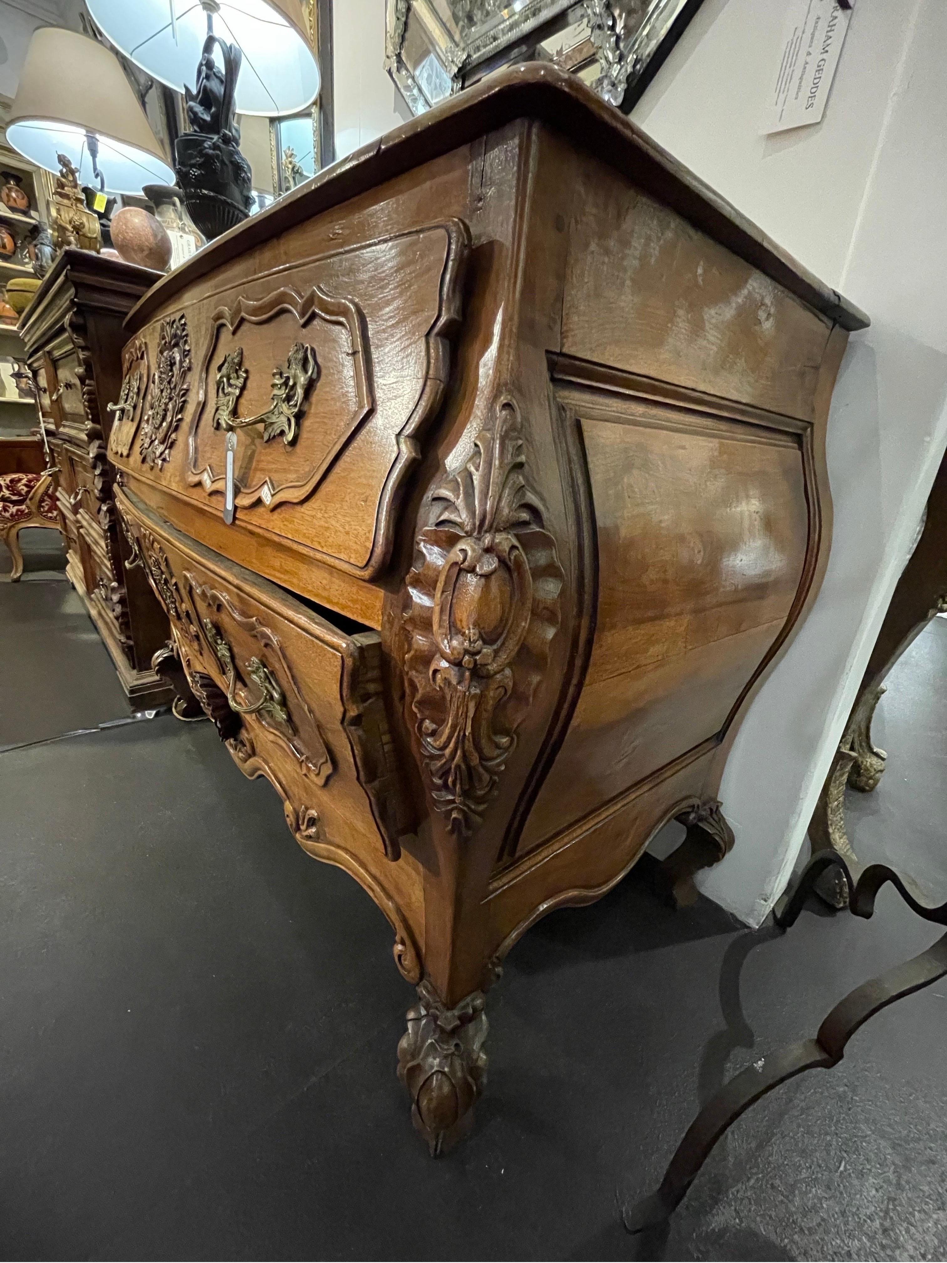Fino al XVIII secolo Stupefacente commodo a bombe in noce intagliato di epoca Luigi XV, Francia, metà del XVIII secolo in vendita